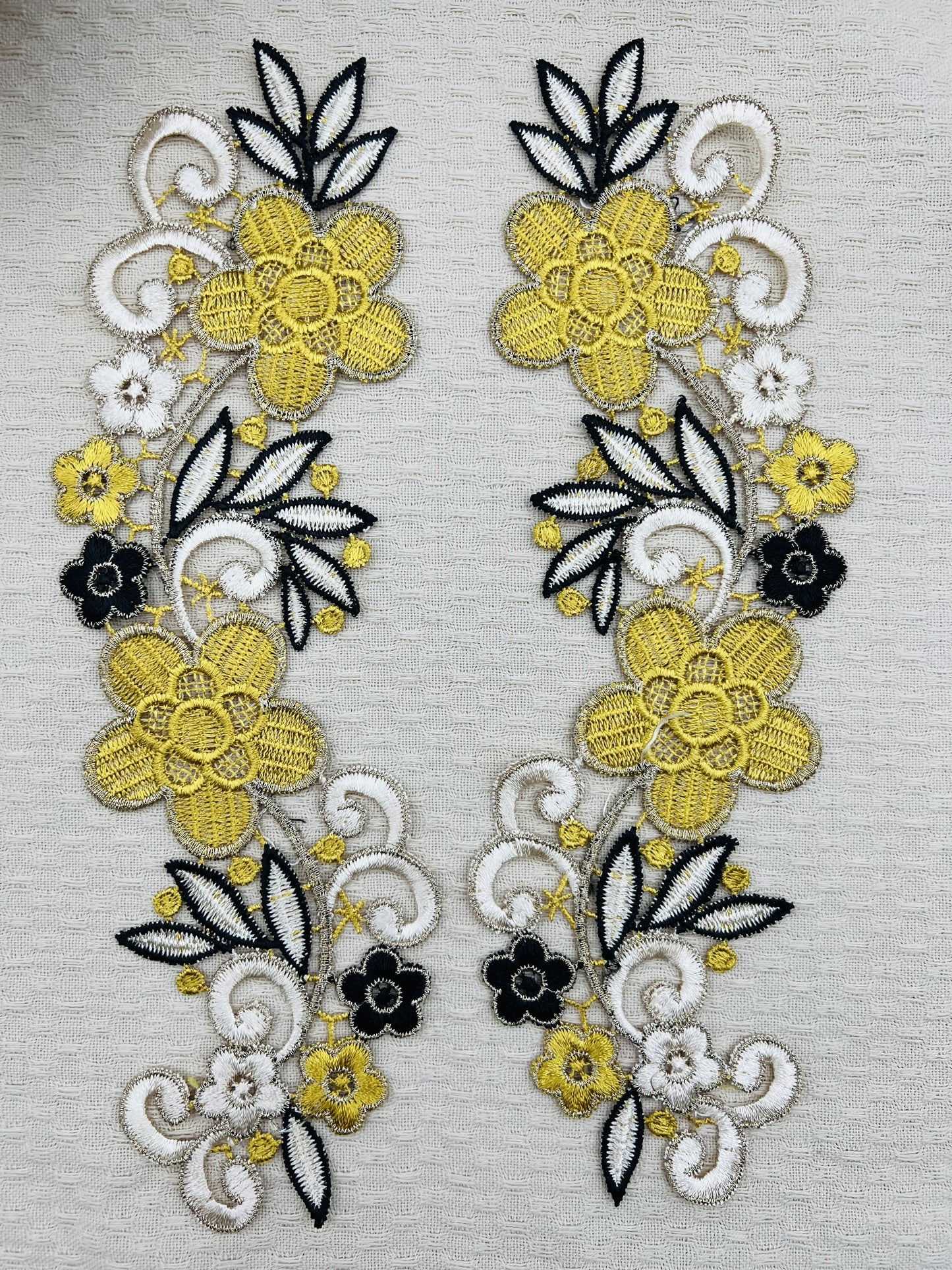 Guipure intemporelle fleurs jaune moutarde noir doré 2 pièces