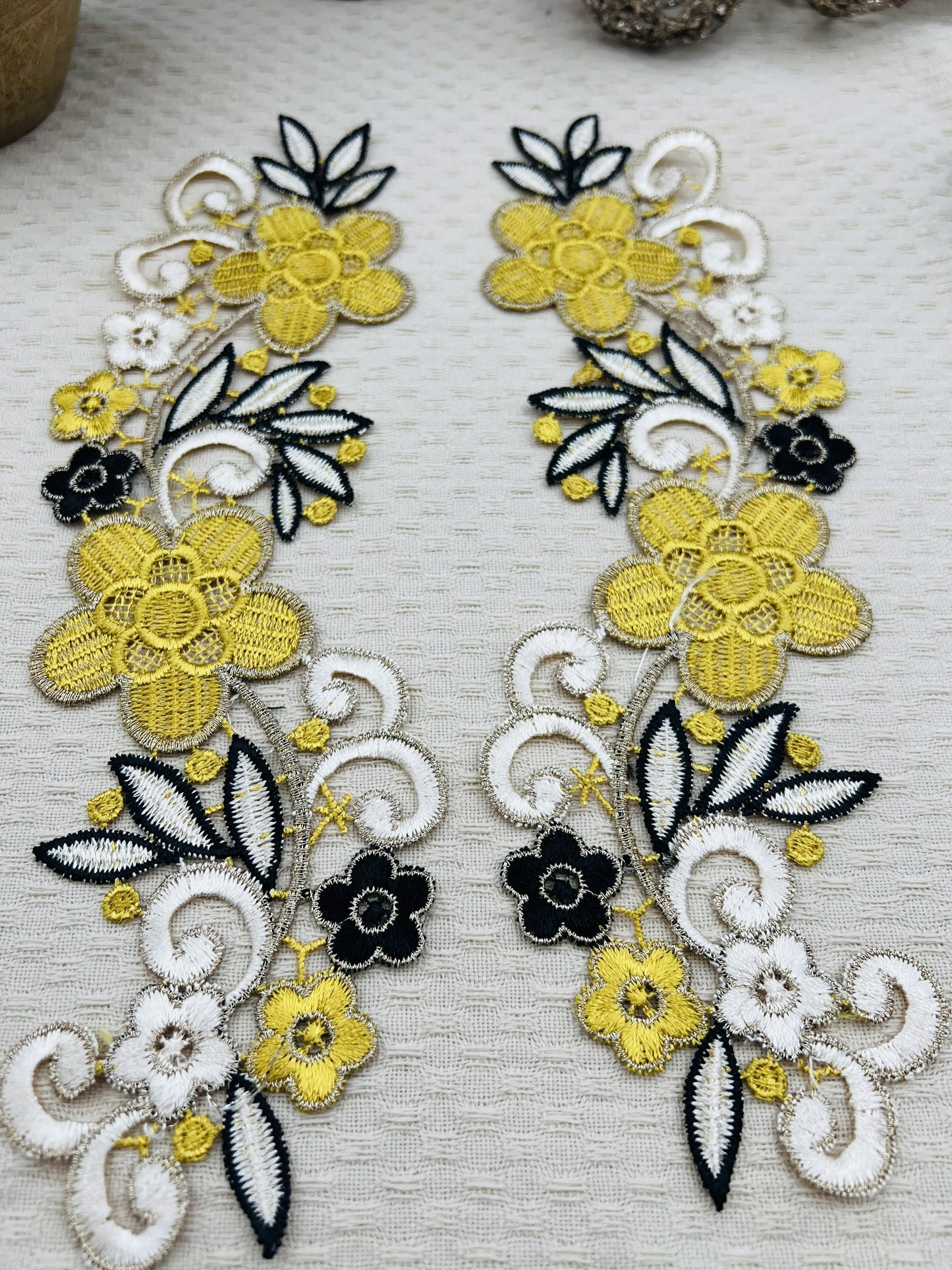 Guipure intemporelle fleurs jaune moutarde noir doré 2 pièces