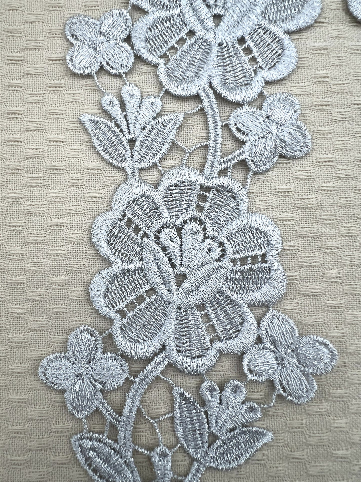 Guipure intemporelle fleurs entièrement argenté 2 pièces