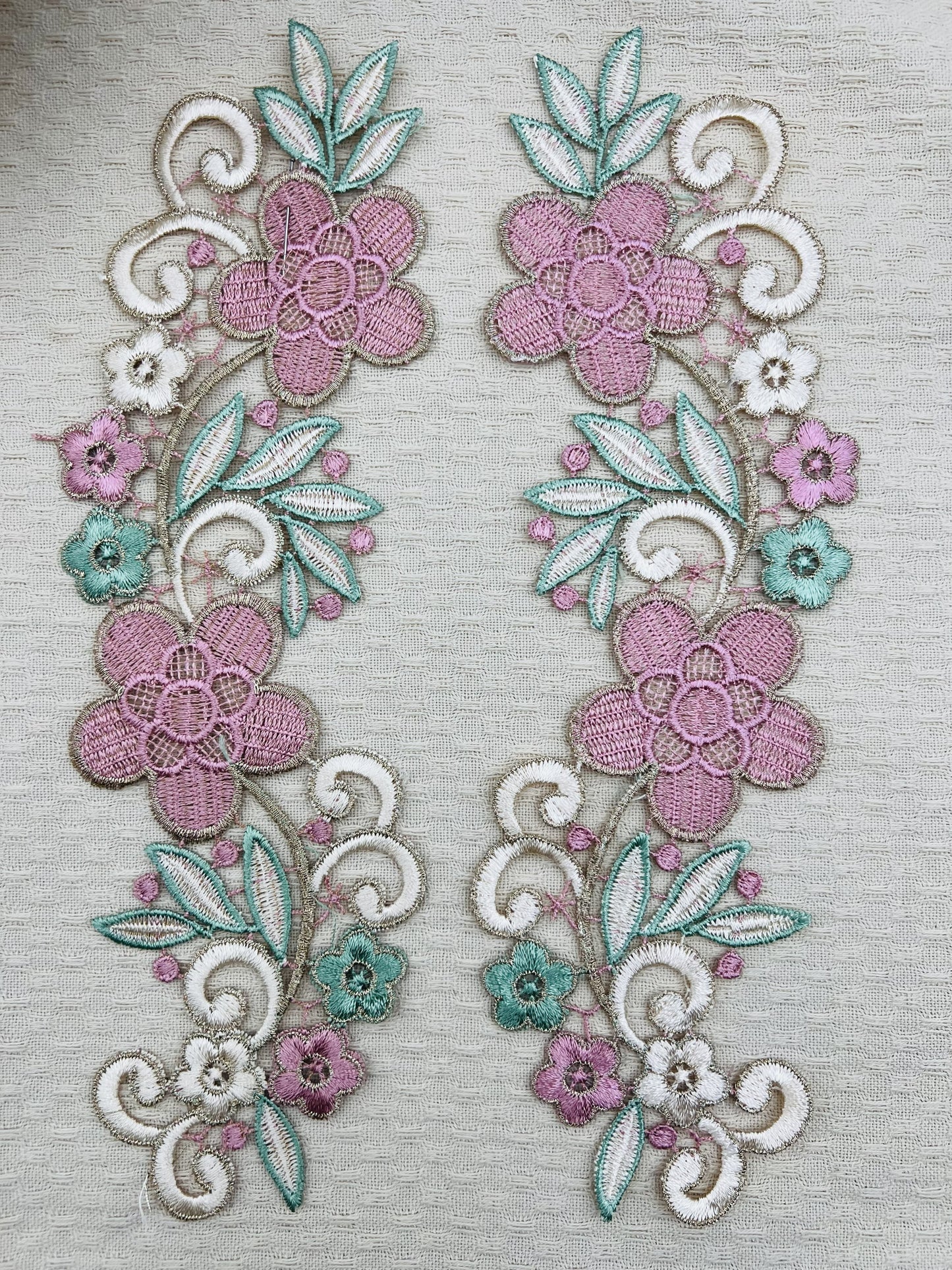 Guipure intemporelle fleurs rose vert doré