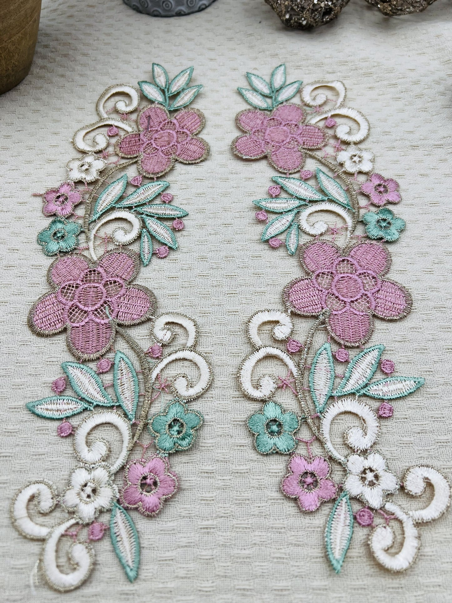 Guipure intemporelle fleurs rose vert doré