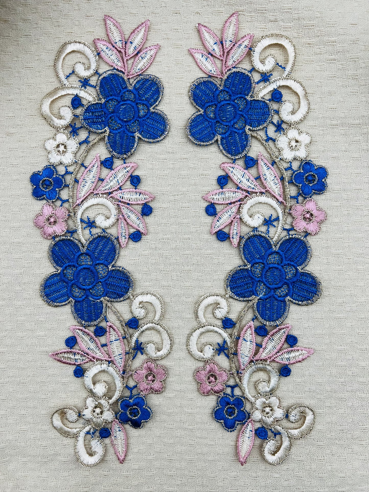 Guipure intemporelle fleurs bleu saphir rose 2 pièces