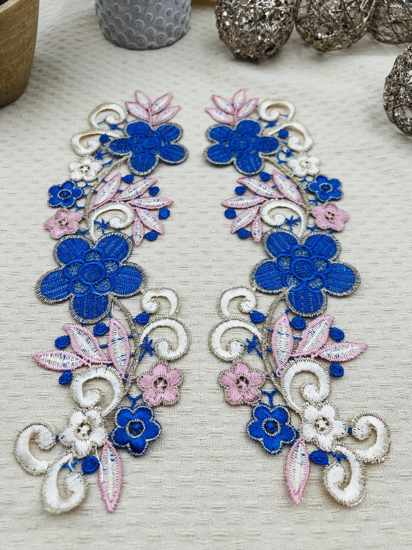 Guipure intemporelle fleurs bleu saphir rose 2 pièces