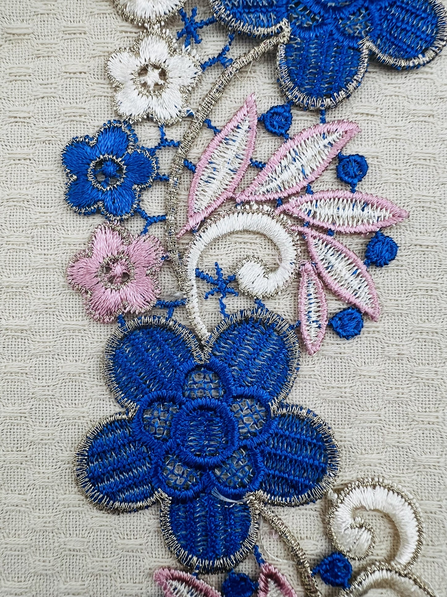 Guipure intemporelle fleurs bleu saphir rose 2 pièces