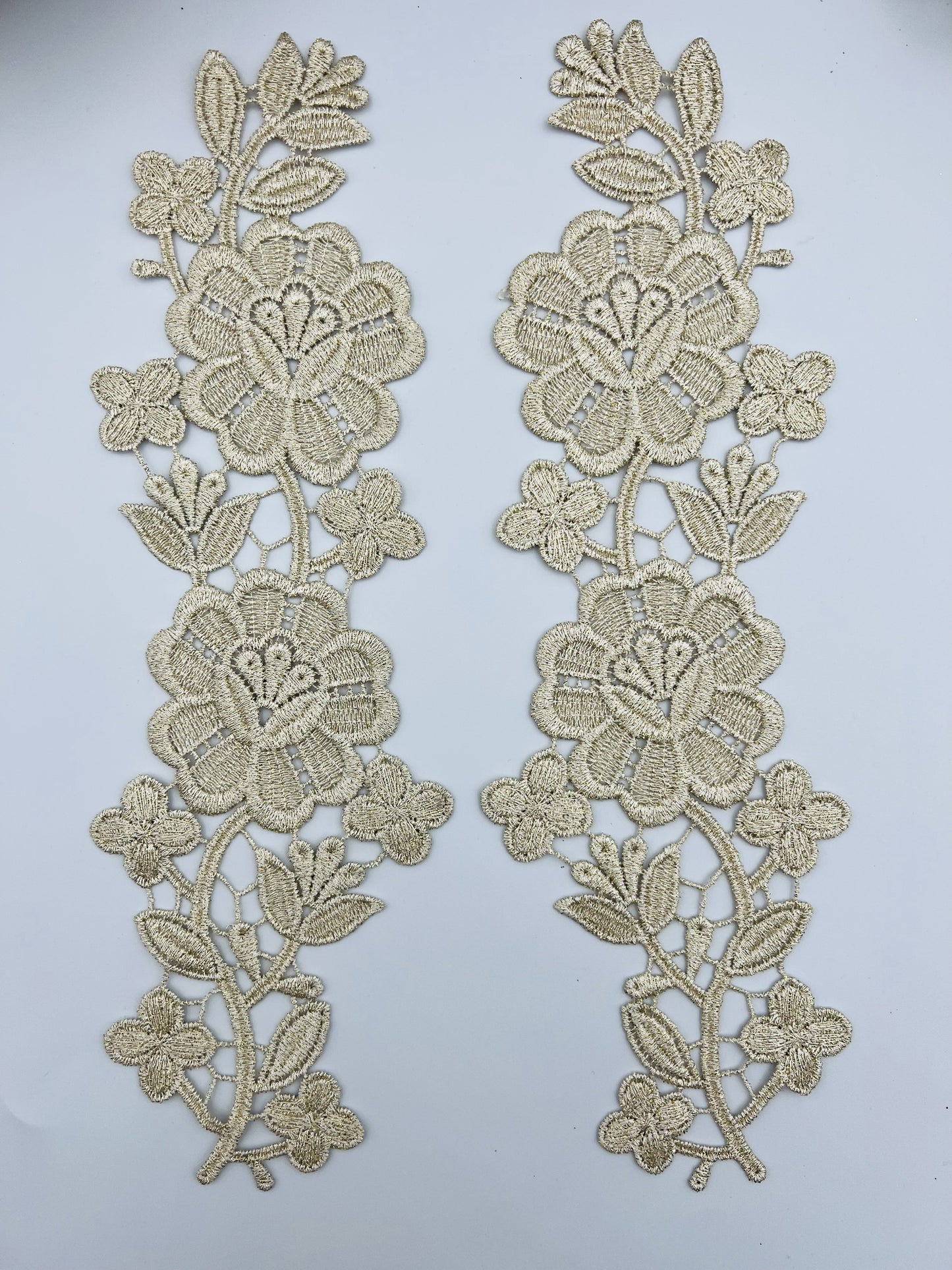 Guipure intemporelle fleurs entièrement doré 2 pièces