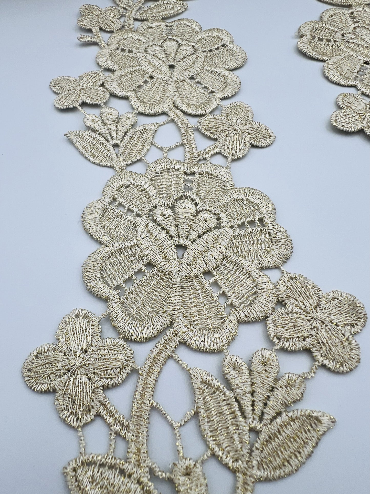 Guipure intemporelle fleurs entièrement doré 2 pièces