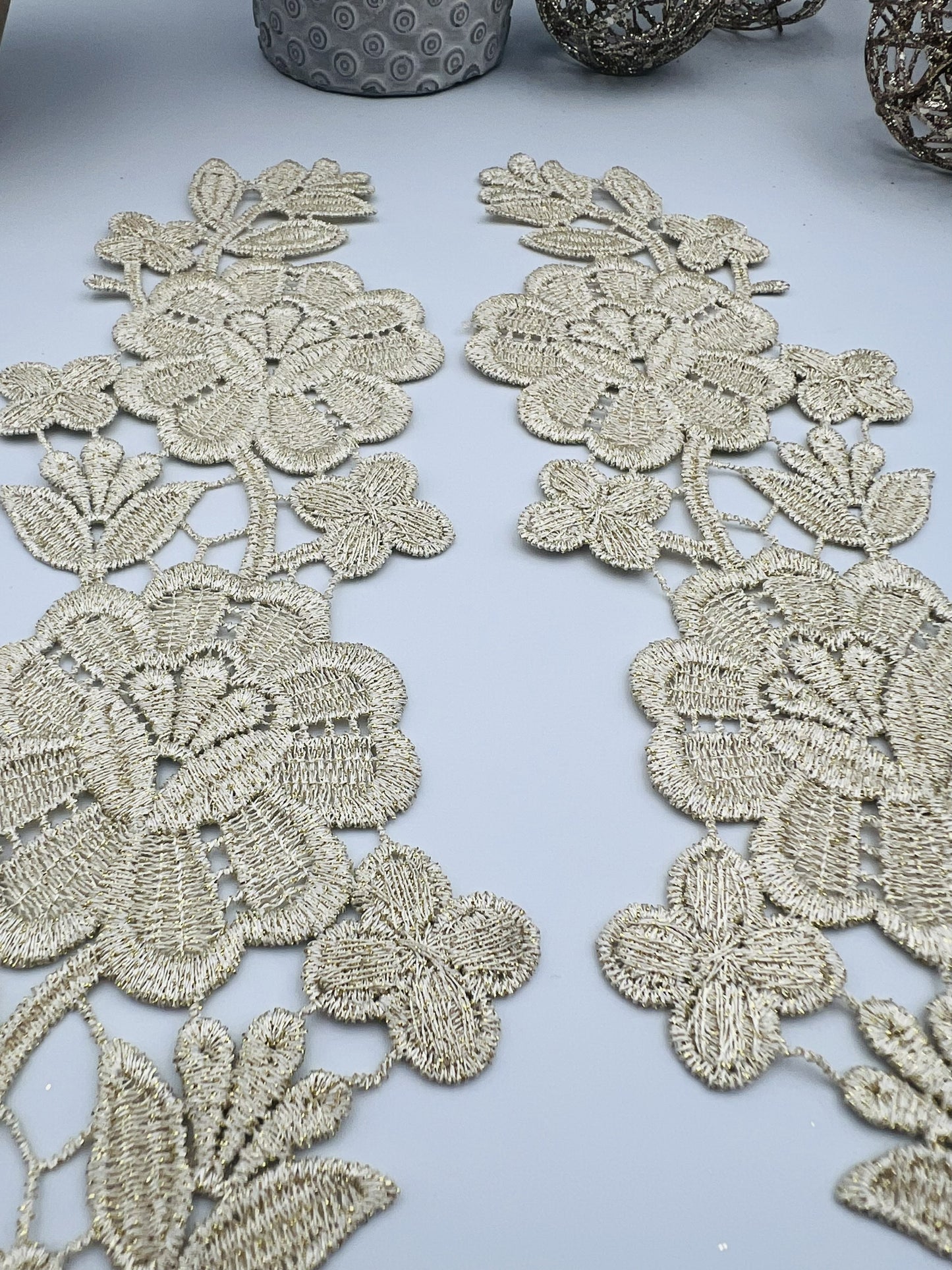 Guipure intemporelle fleurs entièrement doré 2 pièces