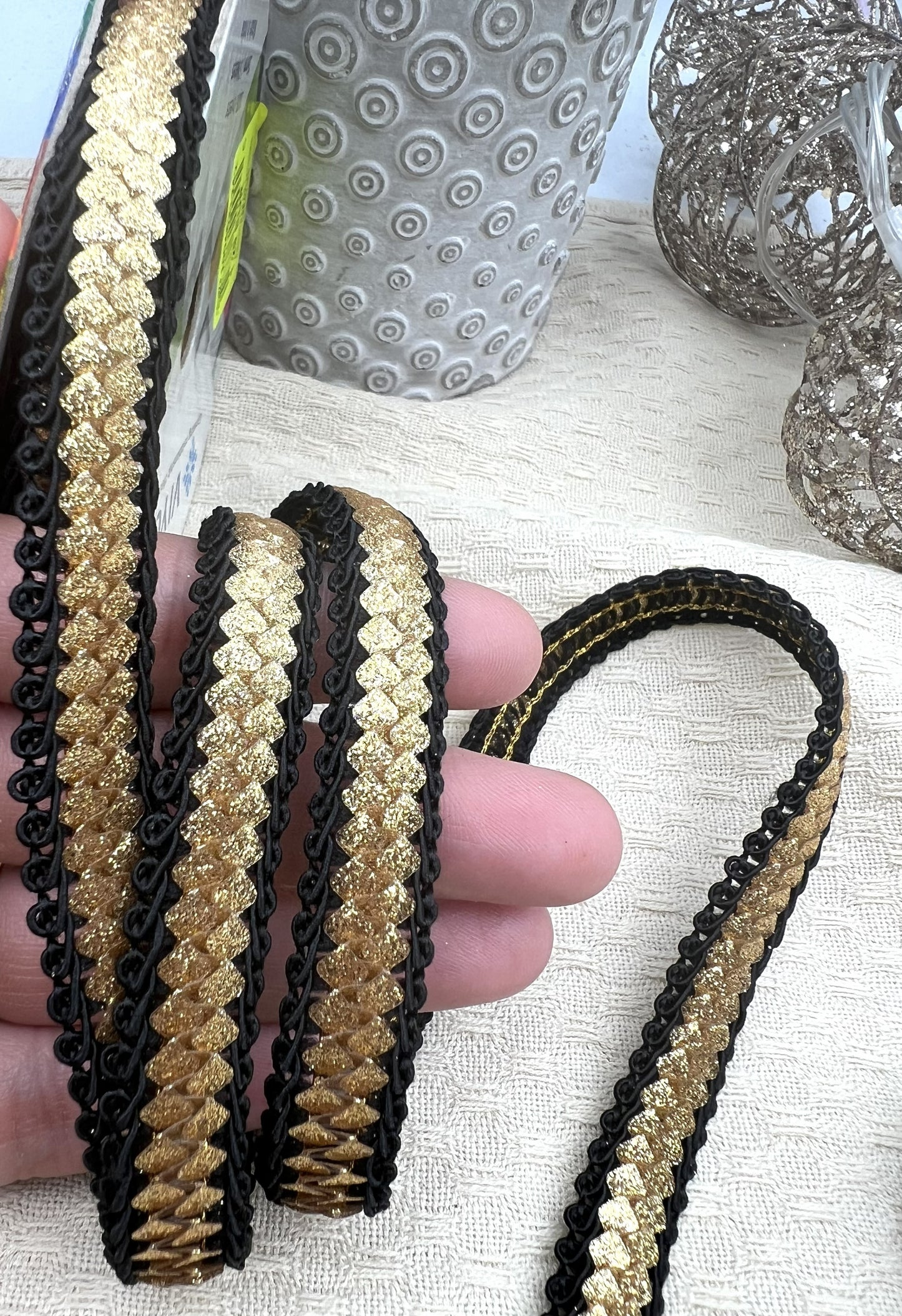 Galon noir et doré scintillant