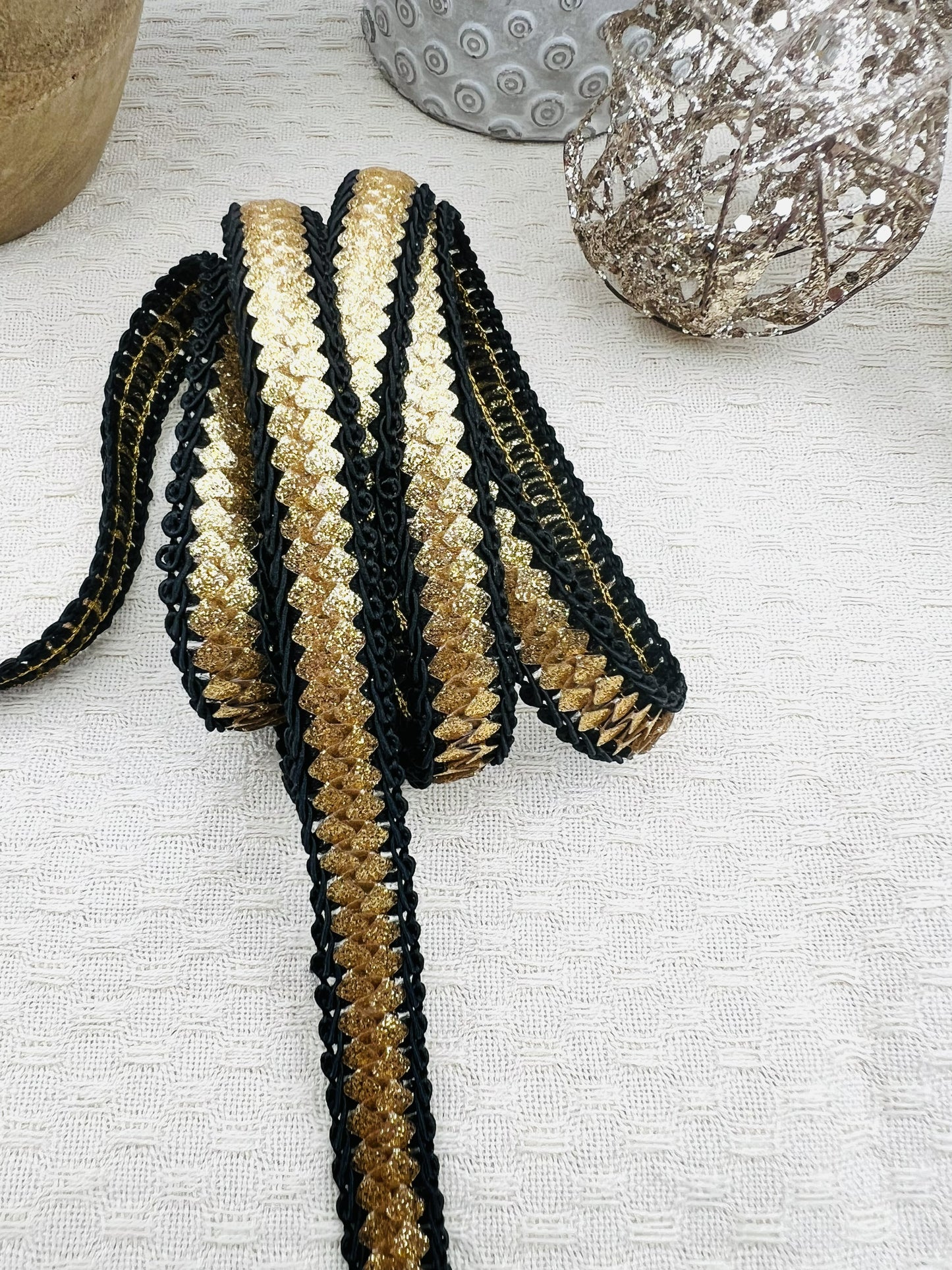 Galon noir et doré scintillant