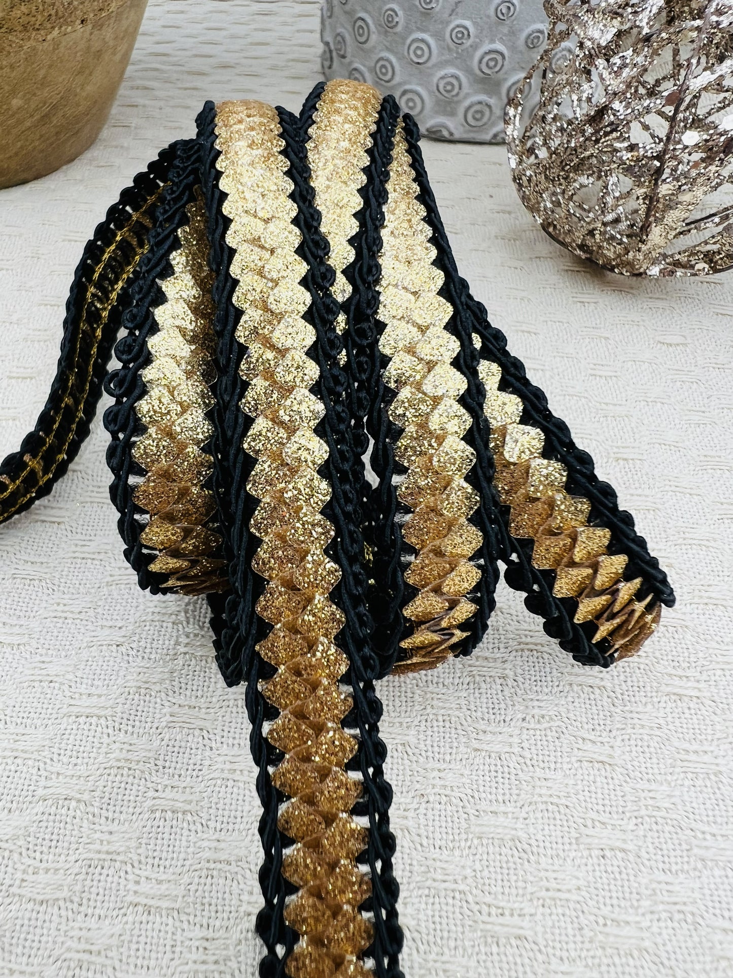 Galon noir et doré scintillant