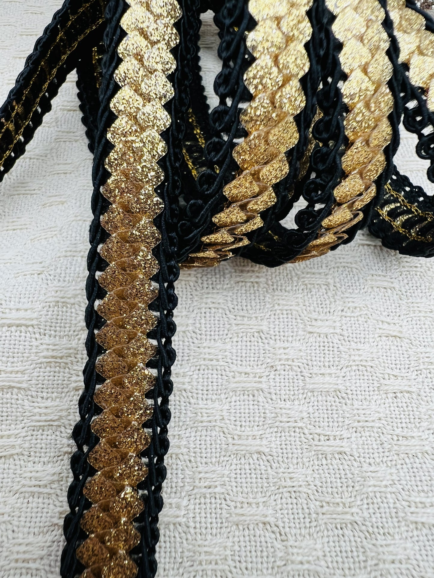 Galon noir et doré scintillant