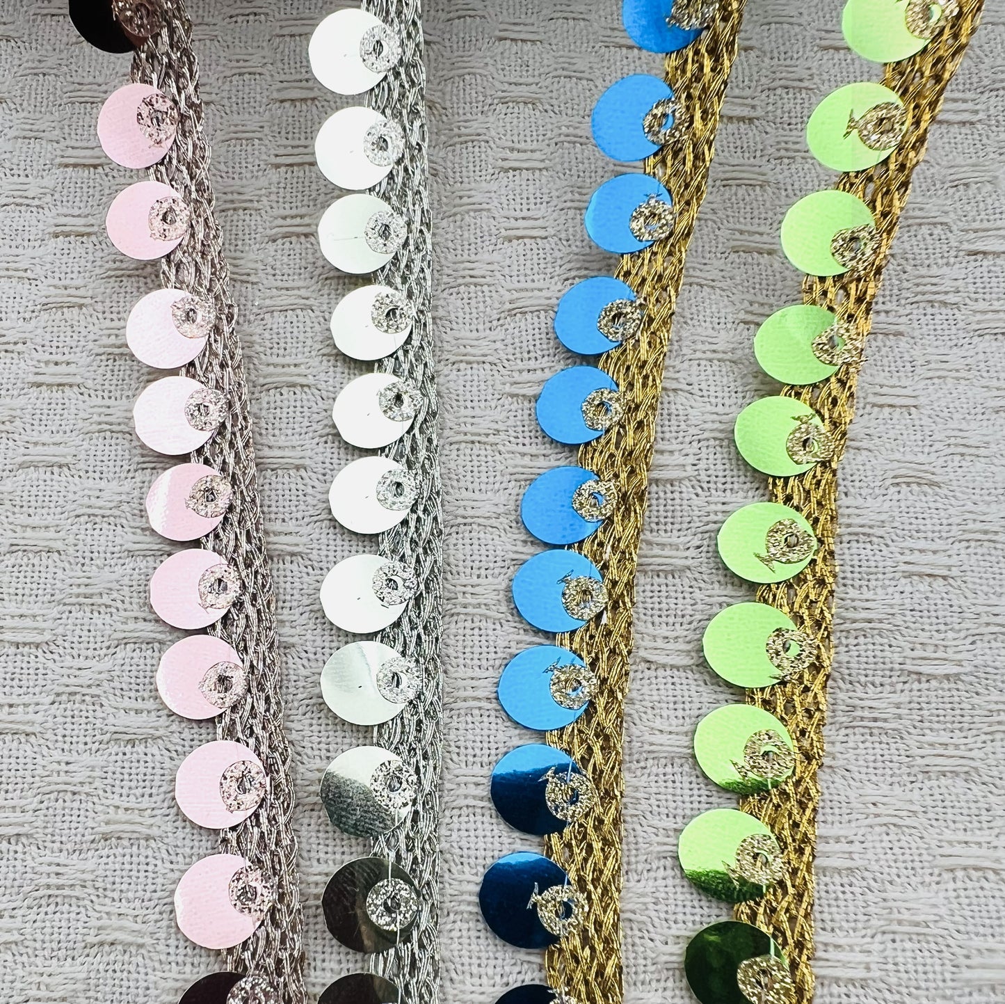 Galon à sequins dorés 1,2 x 5m