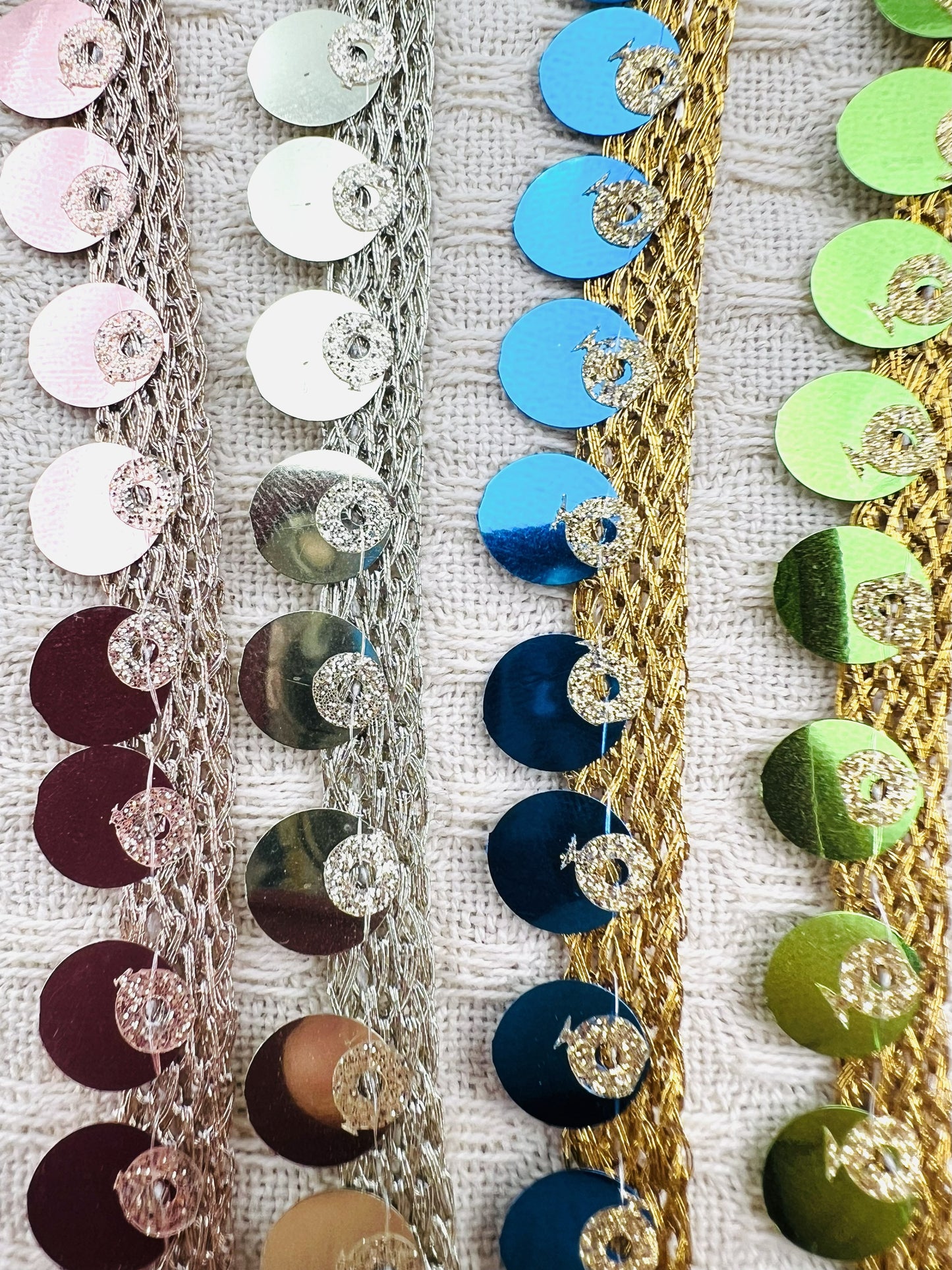 Galon à sequins dorés 1,2 x 5m