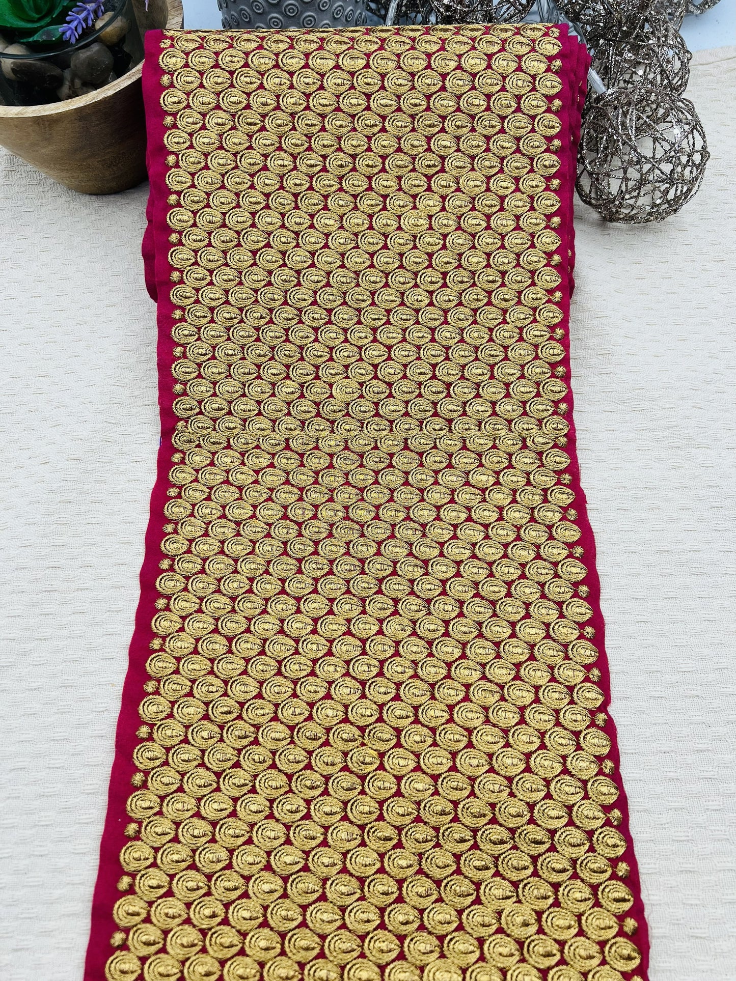 Galon extra large brodé doré sur fond fuchsia