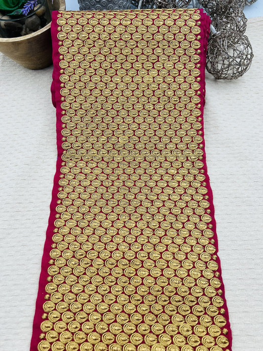 Galon extra large brodé doré sur fond fuchsia