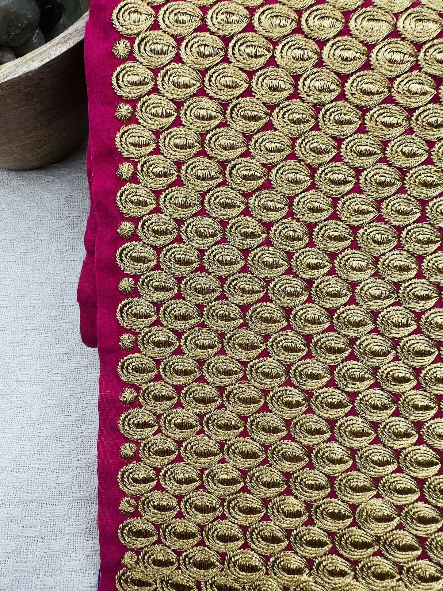 Galon extra large brodé doré sur fond fuchsia