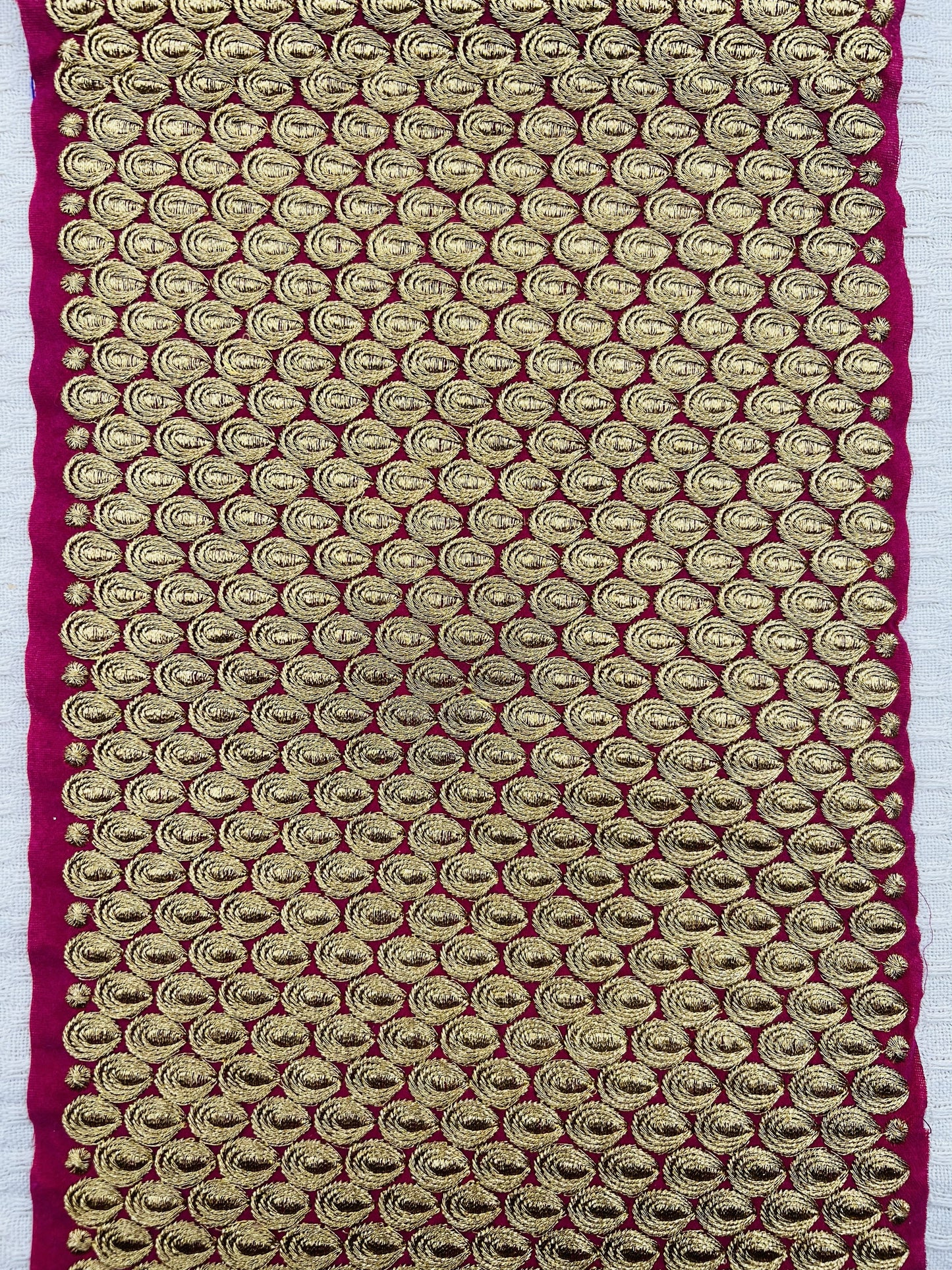 Galon extra large brodé doré sur fond fuchsia