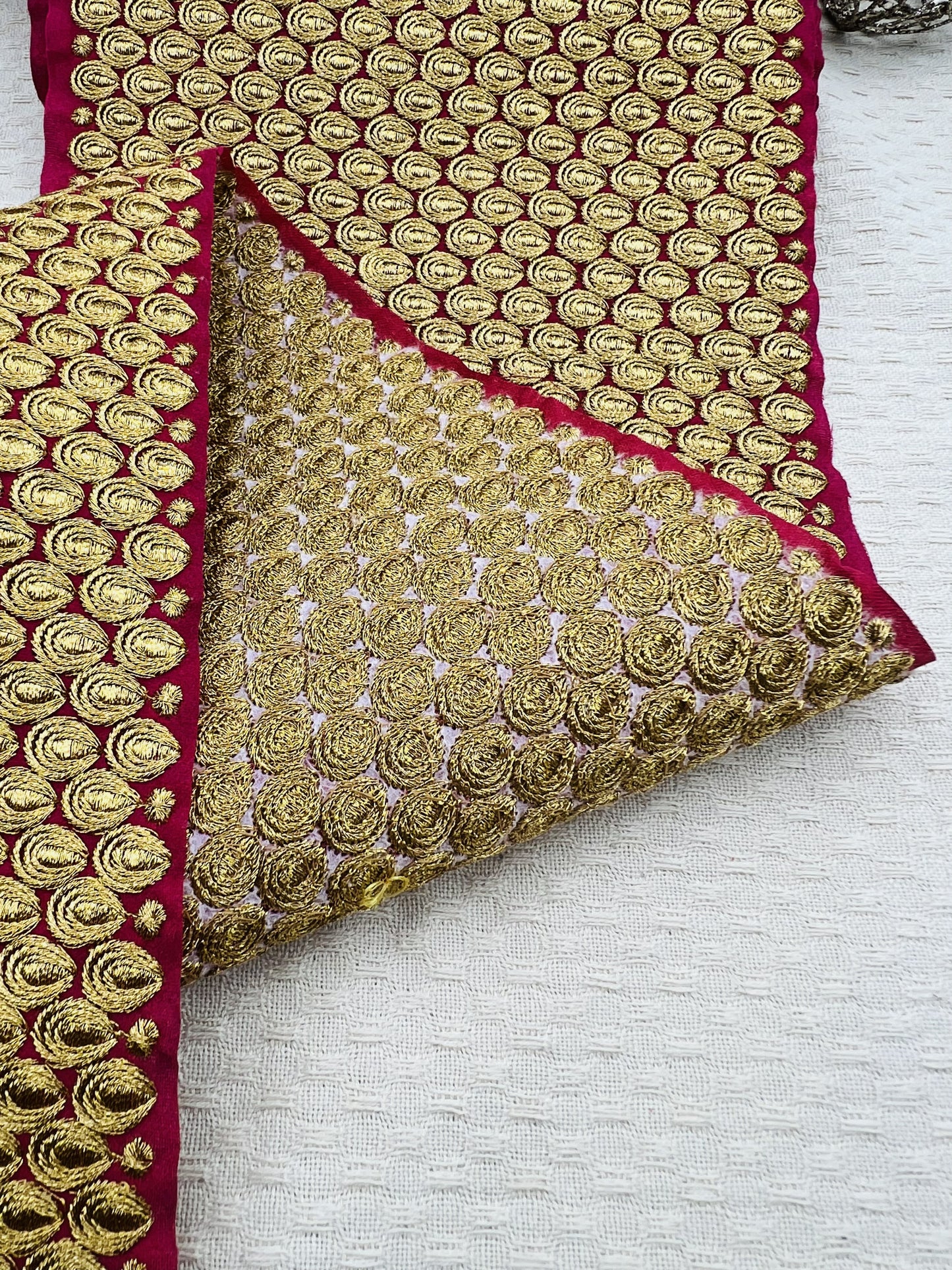 Galon extra large brodé doré sur fond fuchsia