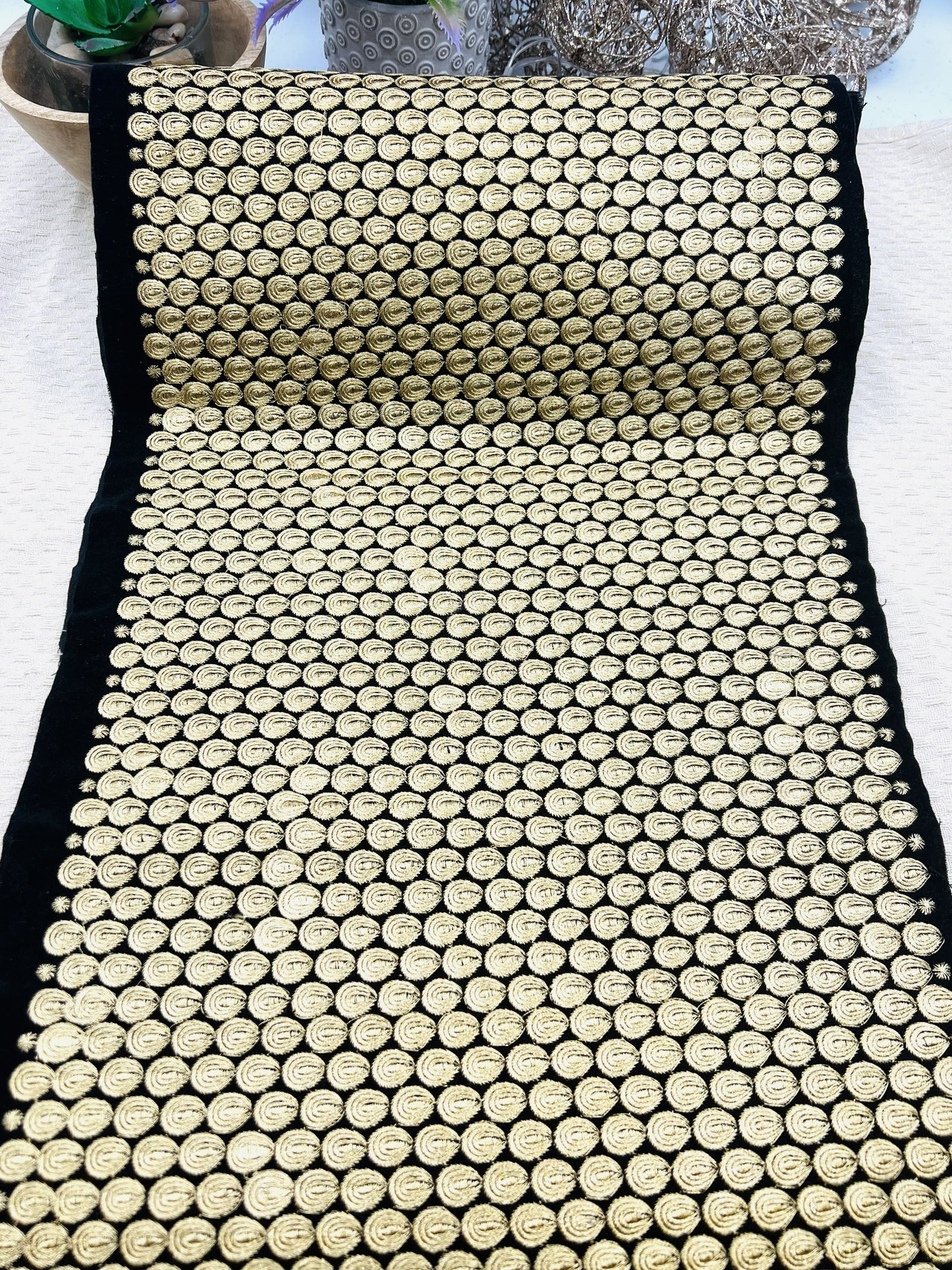 Galon extra large brodé doré 29 cm sur fond noir – 2,5 mètres