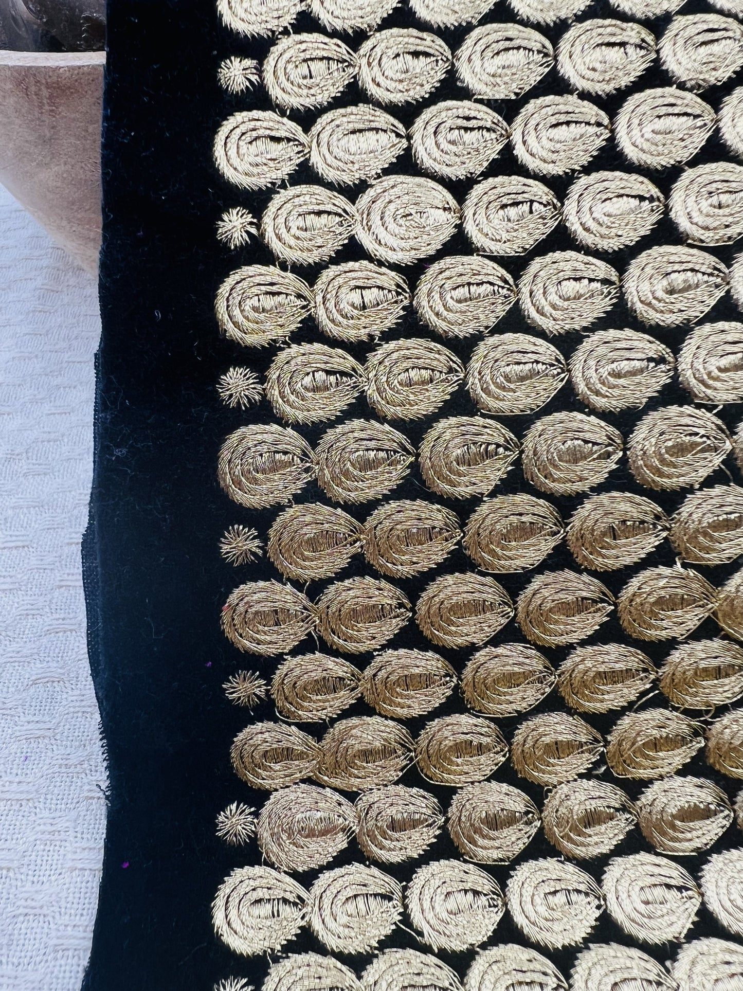 Galon extra large brodé doré 29 cm sur fond noir – 2,5 mètres