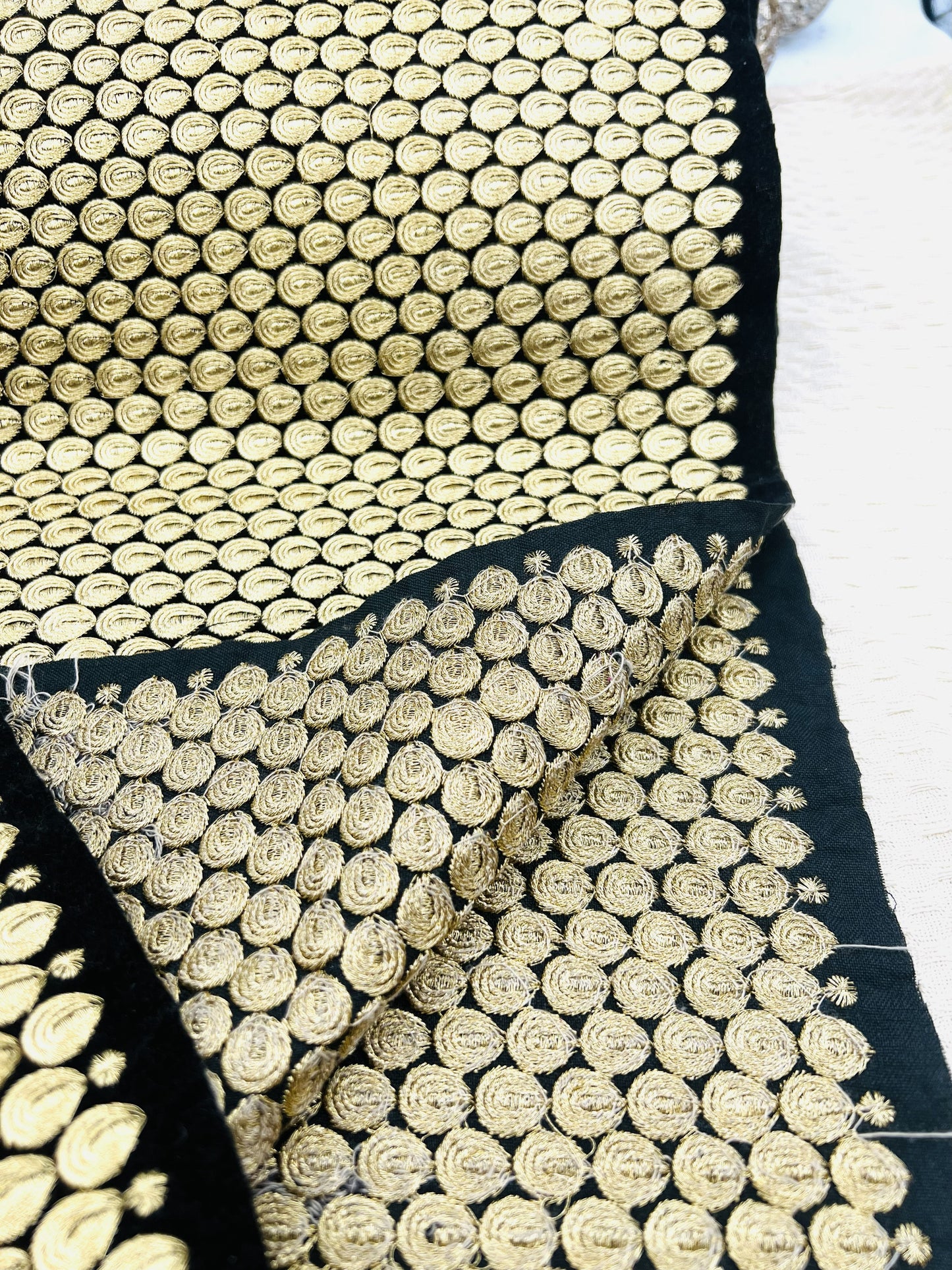 Galon extra large brodé doré 29 cm sur fond noir – 2,5 mètres