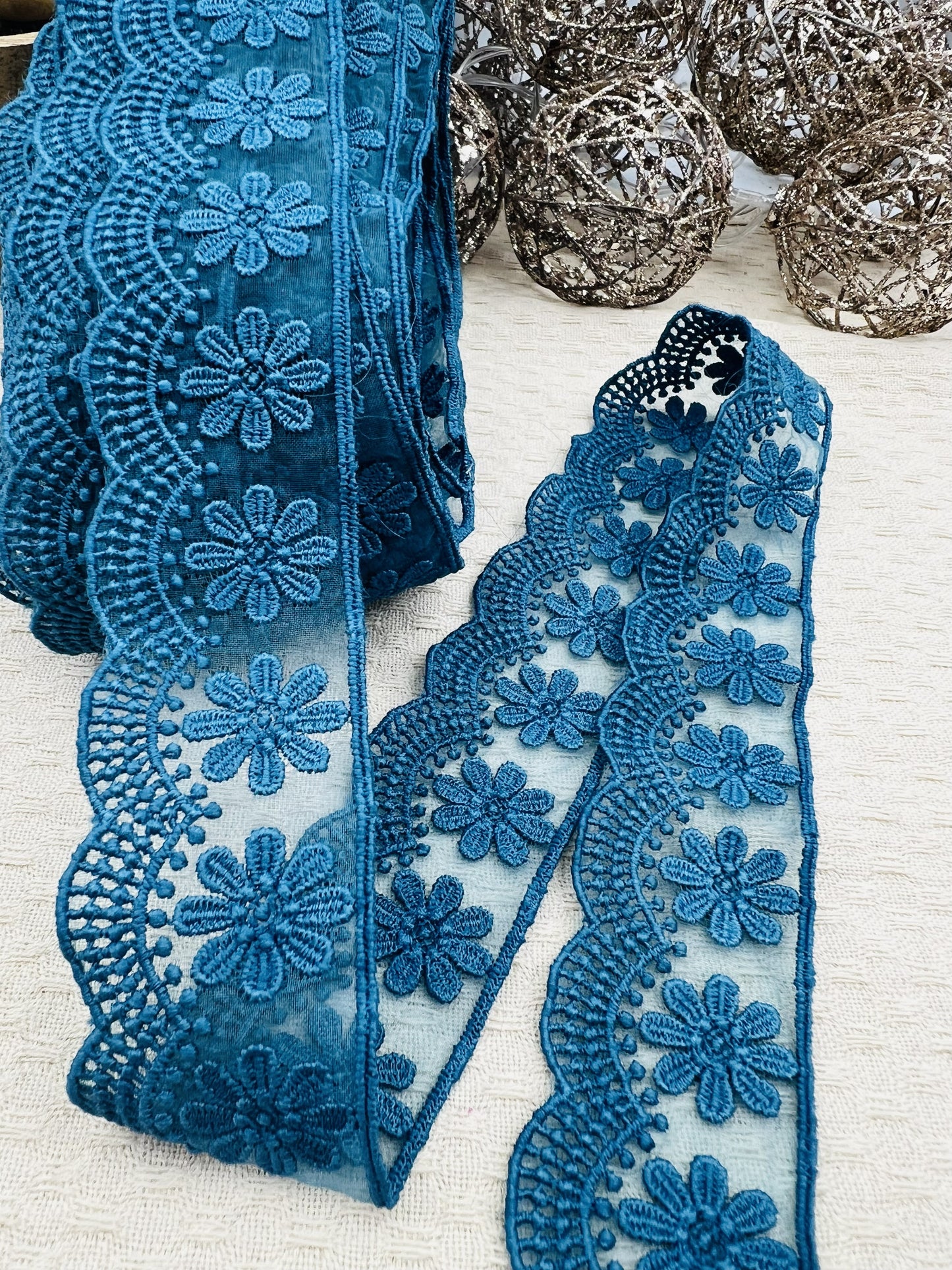 Galon dentelle brodé à fleurs bleu pétrole - 3,8 cm x 2,5 m