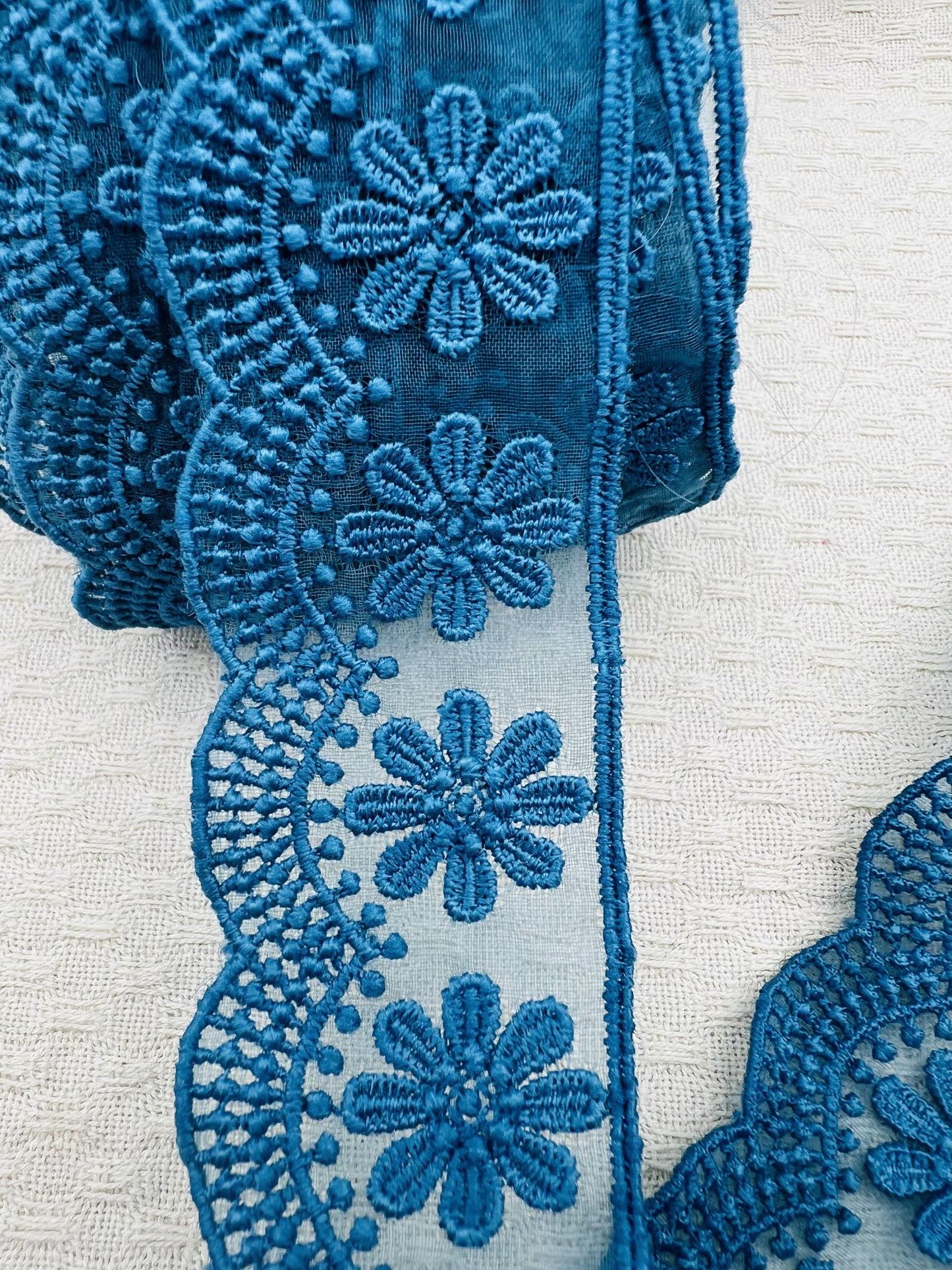 Galon dentelle brodé à fleurs bleu pétrole - 3,8 cm x 2,5 m