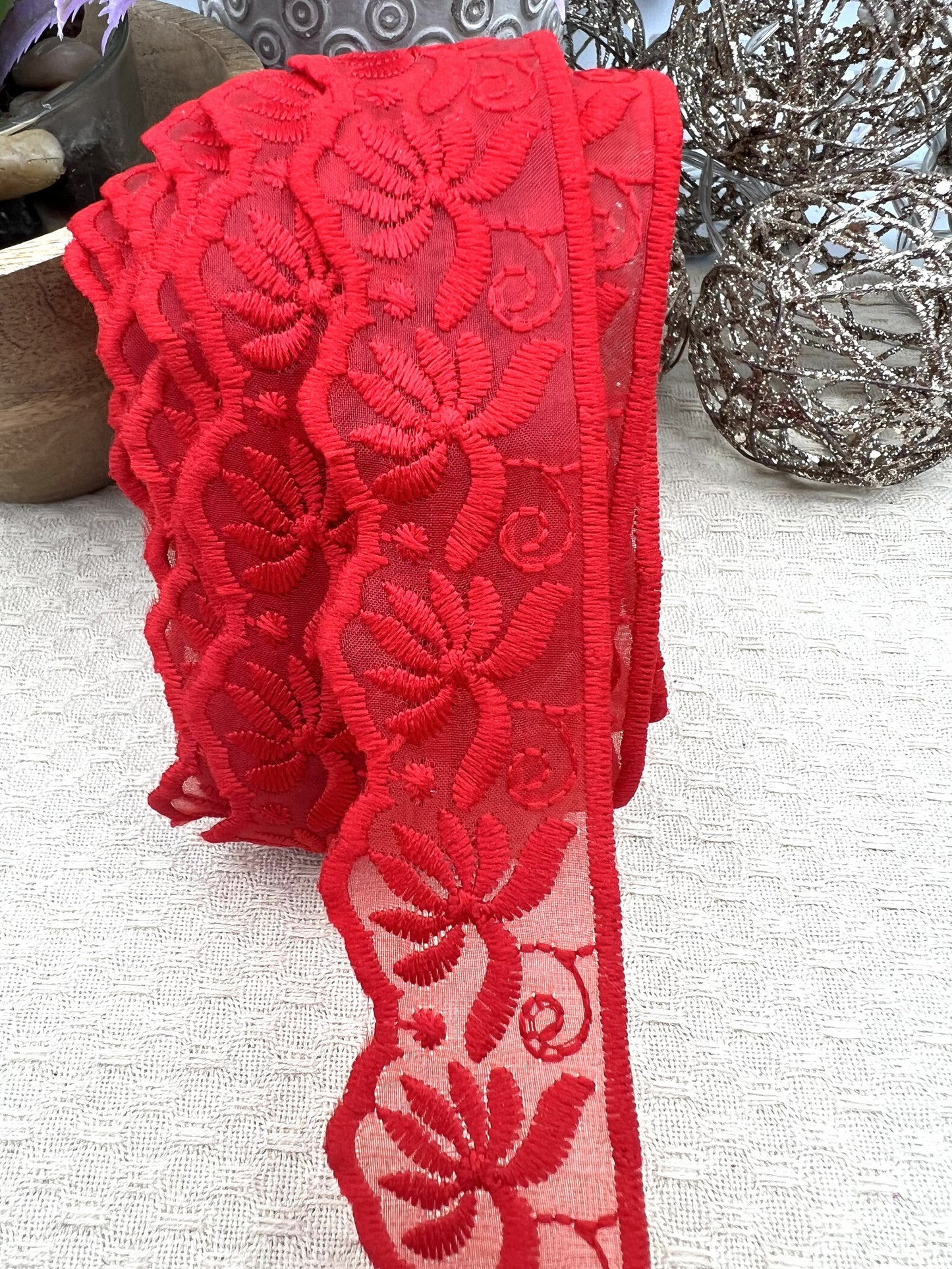 Galon dentelle à fleurs brodé rouge - 3,5 cm x 2,5 m