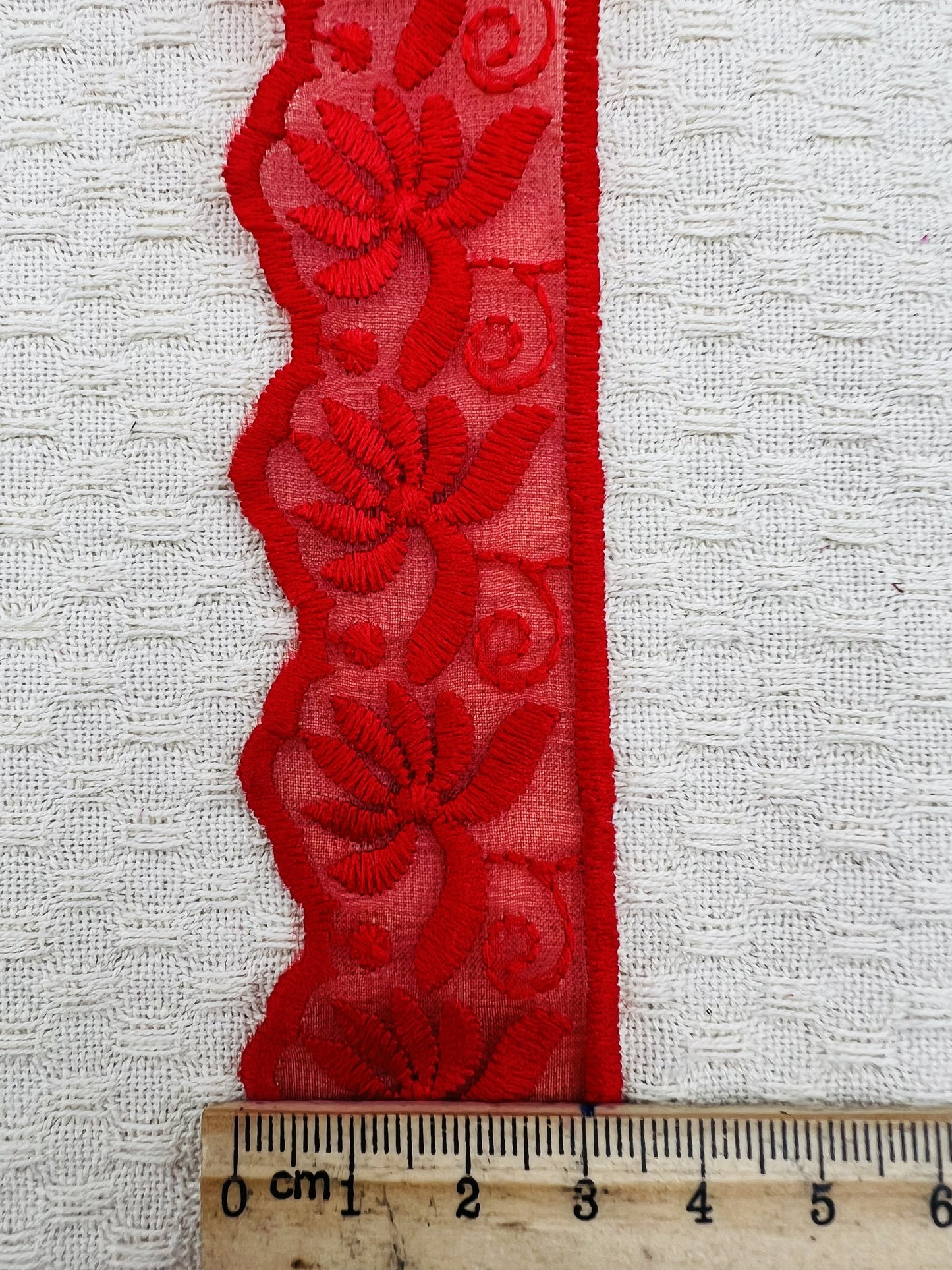 Galon dentelle à fleurs brodé rouge - 3,5 cm x 2,5 m