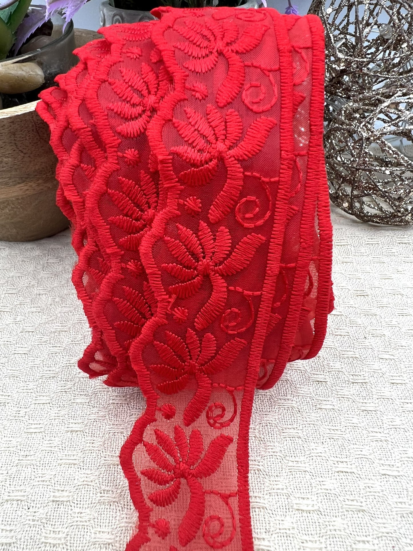Galon dentelle à fleurs brodé rouge - 3,5 cm x 2,5 m