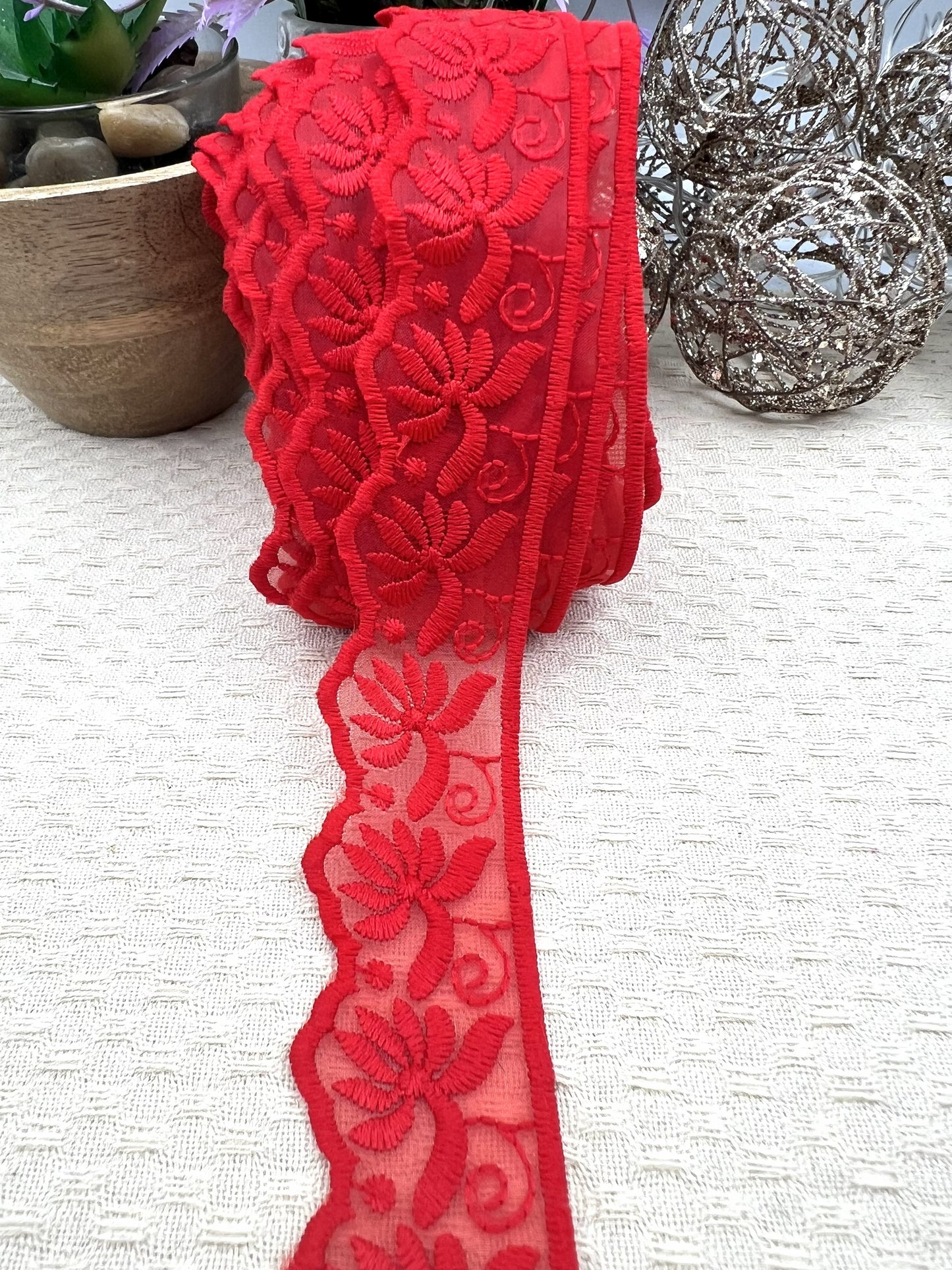 Galon dentelle à fleurs brodé rouge - 3,5 cm x 2,5 m