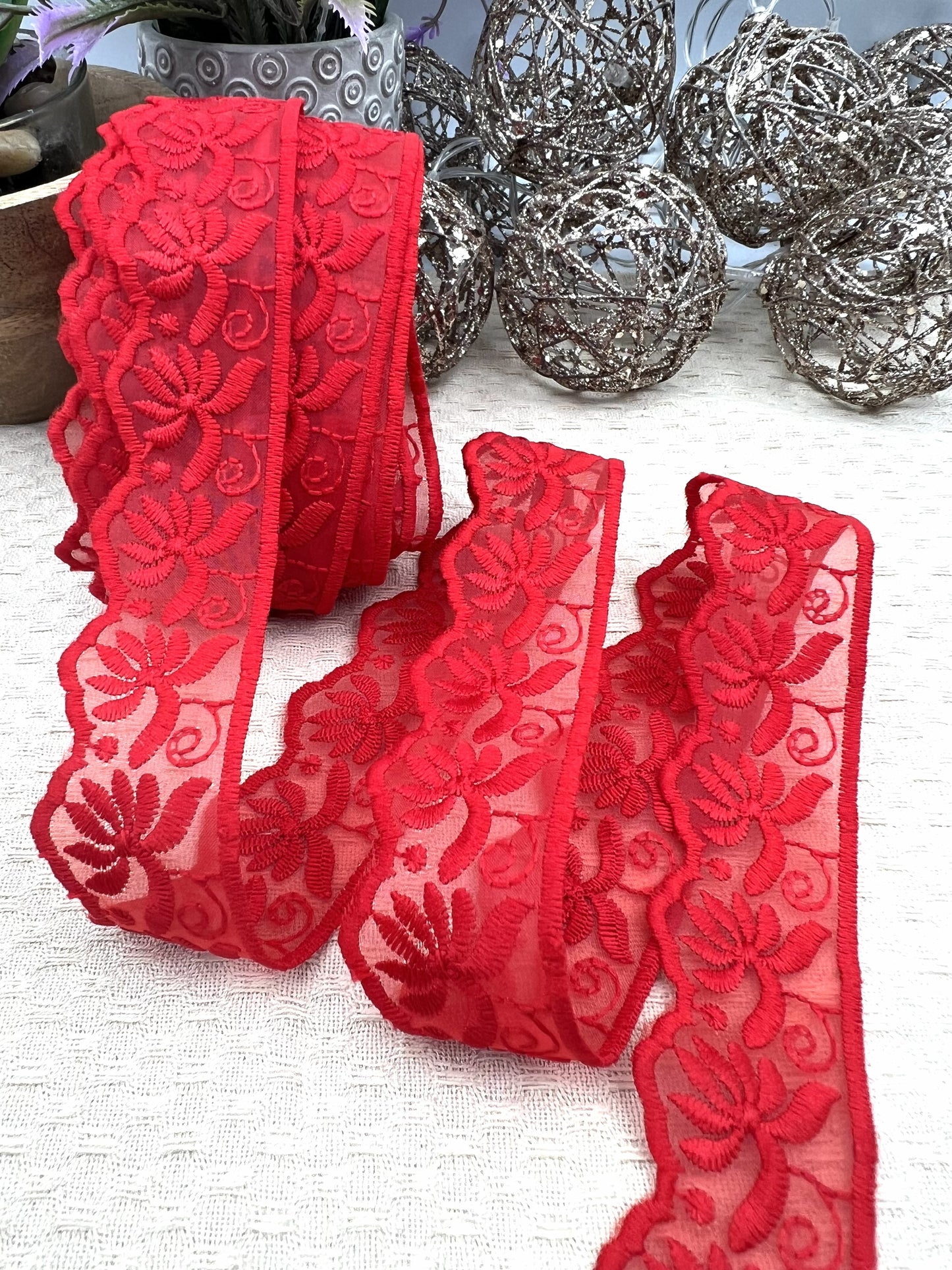 Galon dentelle à fleurs brodé rouge - 3,5 cm x 2,5 m