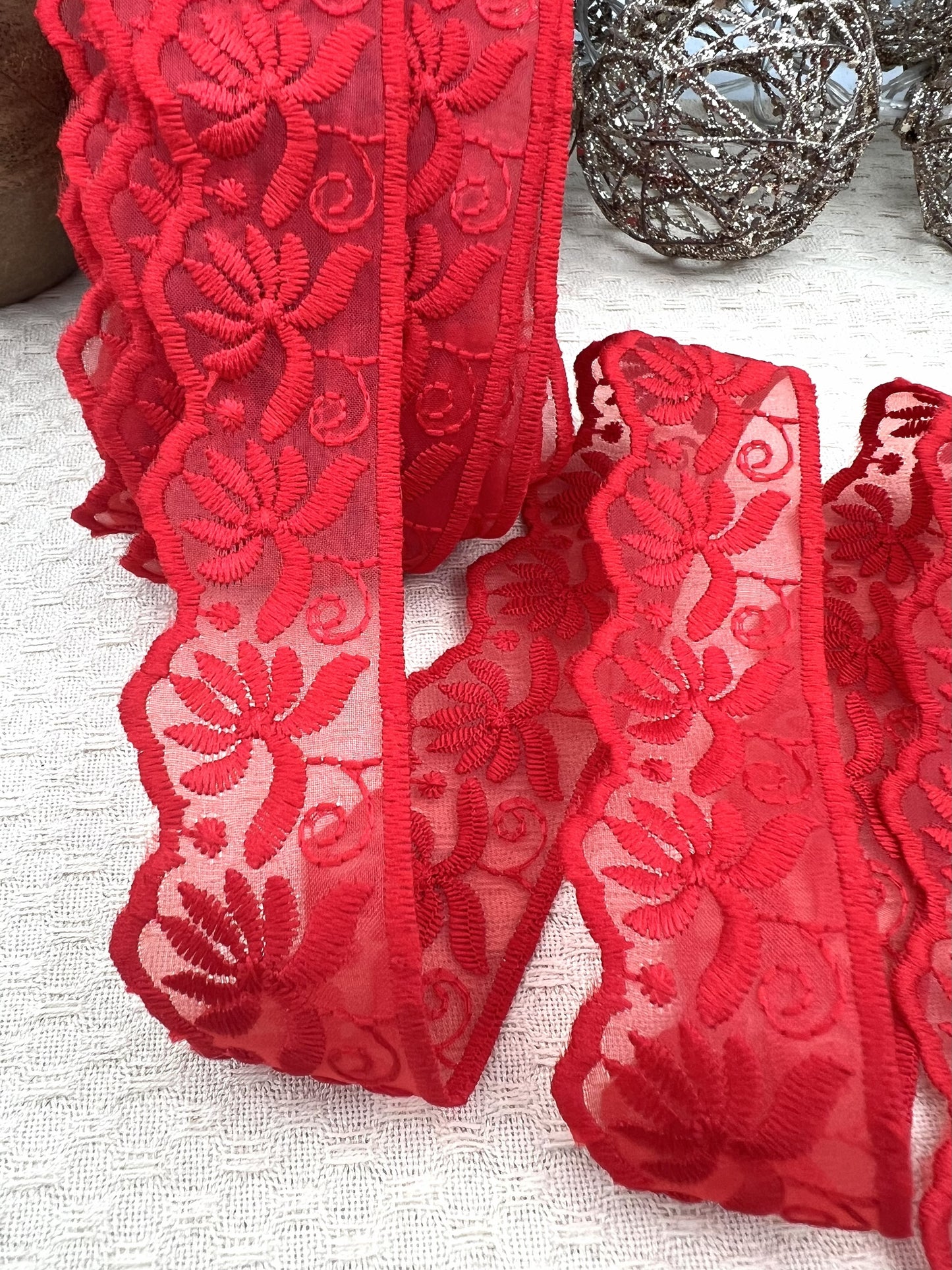 Galon dentelle à fleurs brodé rouge - 3,5 cm x 2,5 m