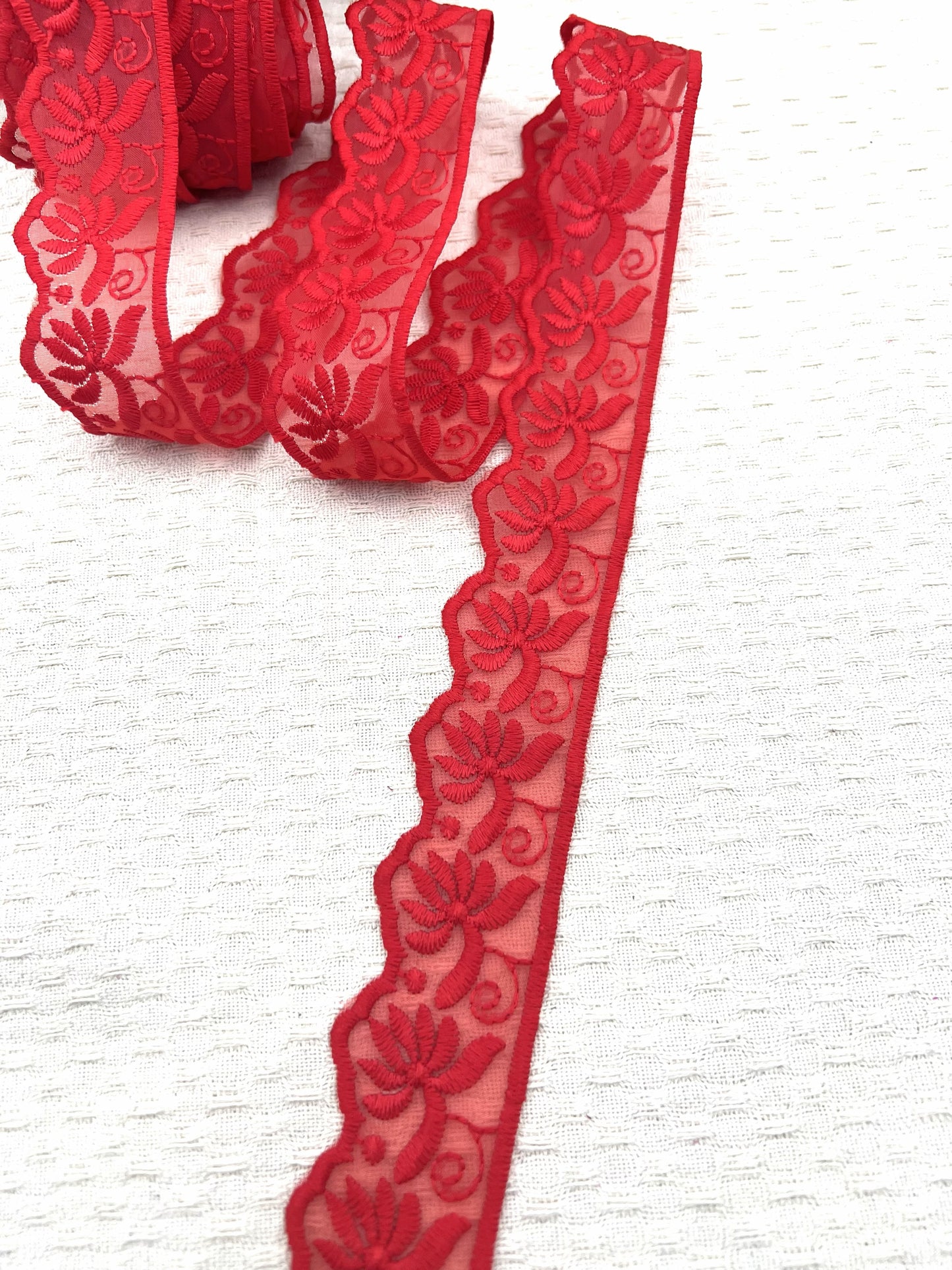 Galon dentelle à fleurs brodé rouge - 3,5 cm x 2,5 m