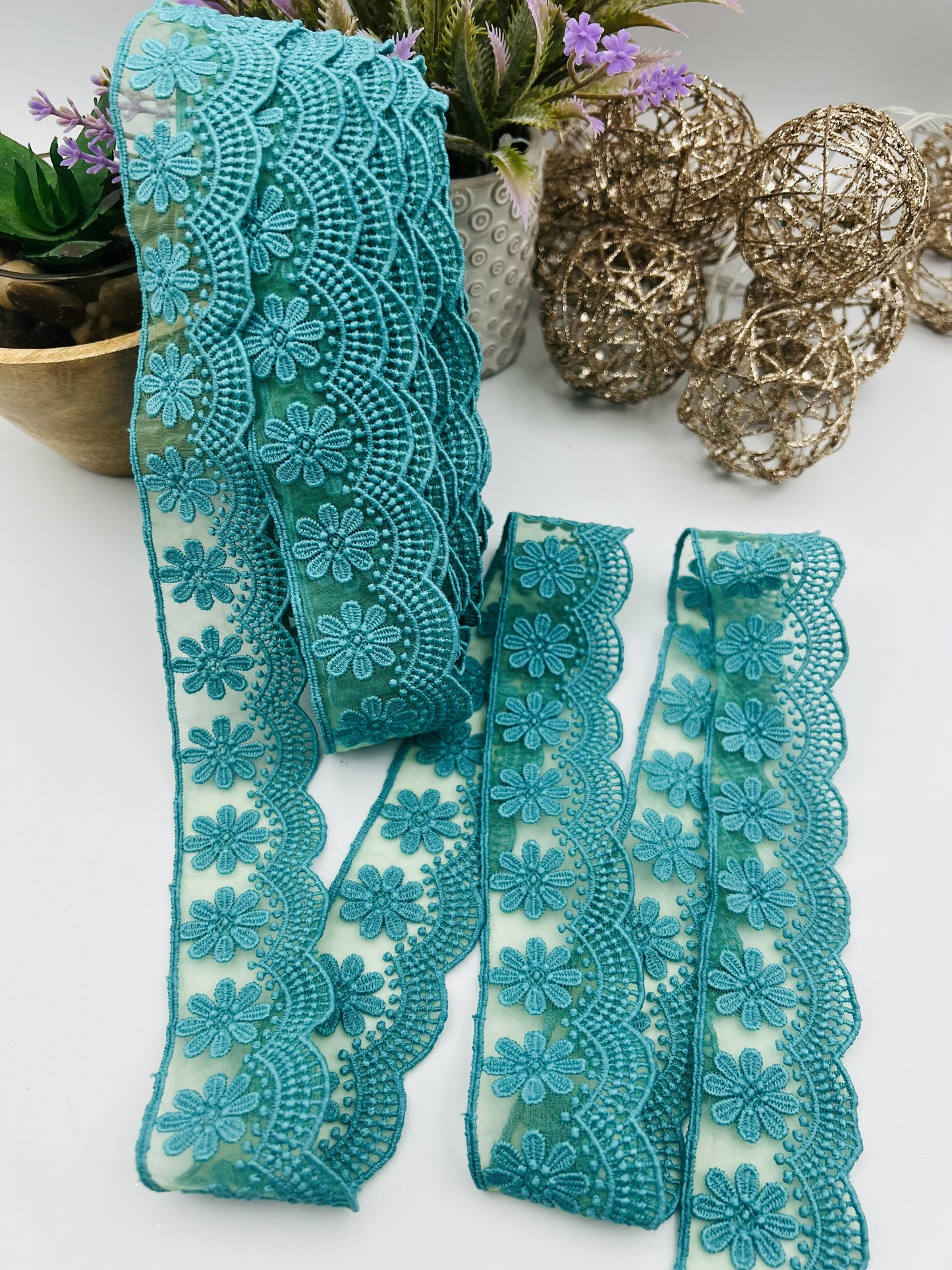 Galon à fleurs dentelle brodé turquoise - 4 cm x 2,5 m