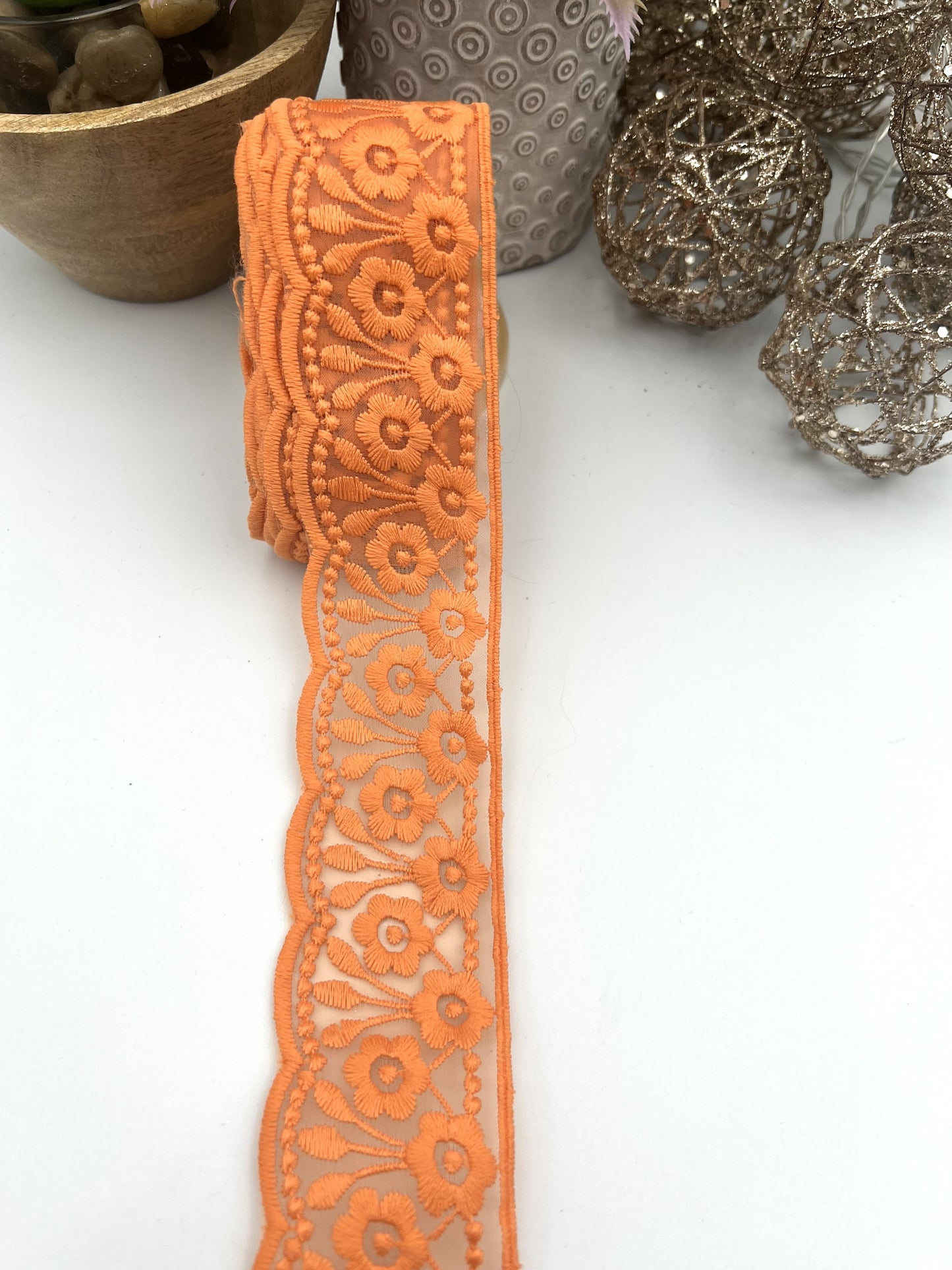 Galon dentelle à fleurs brodé orange abricot - 4,5 cm x 2,5 m