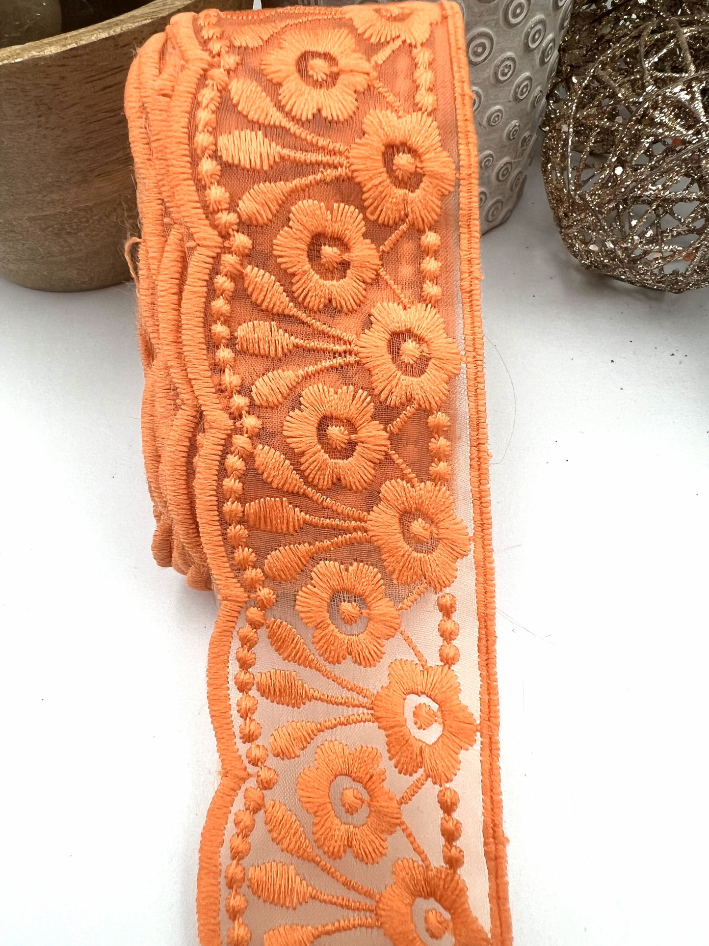 Galon dentelle à fleurs brodé orange abricot - 4,5 cm x 2,5 m