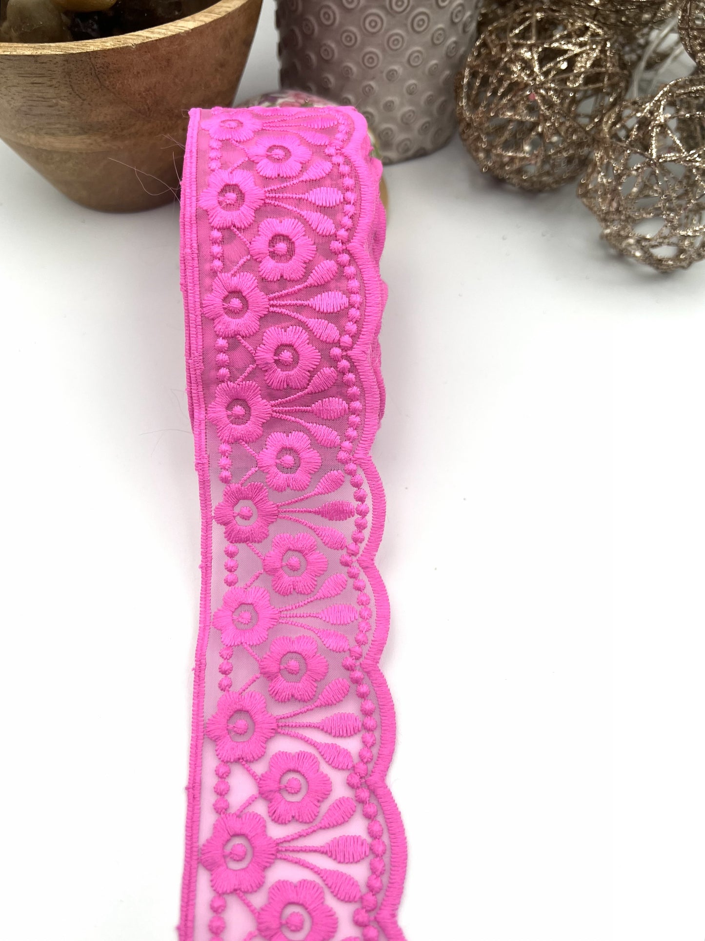 Galon dentelle à fleurs brodé rose fuchsia - 4,5 cm x 2,5 m