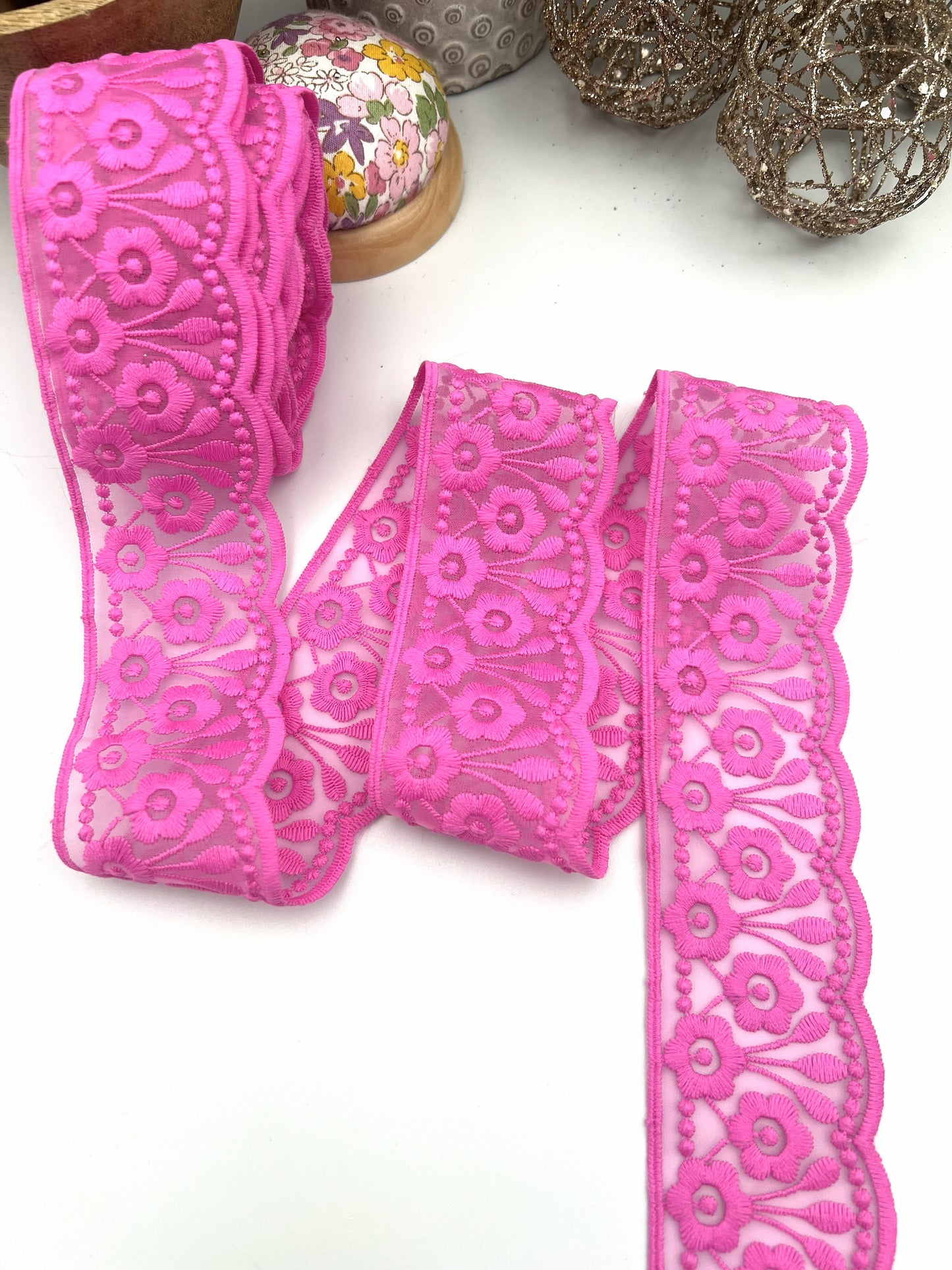 Galon dentelle à fleurs brodé rose fuchsia - 4,5 cm x 2,5 m