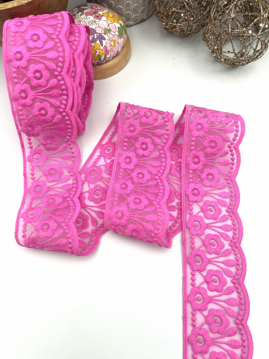 Galon dentelle à fleurs brodé rose fuchsia - 4,5 cm x 2,5 m
