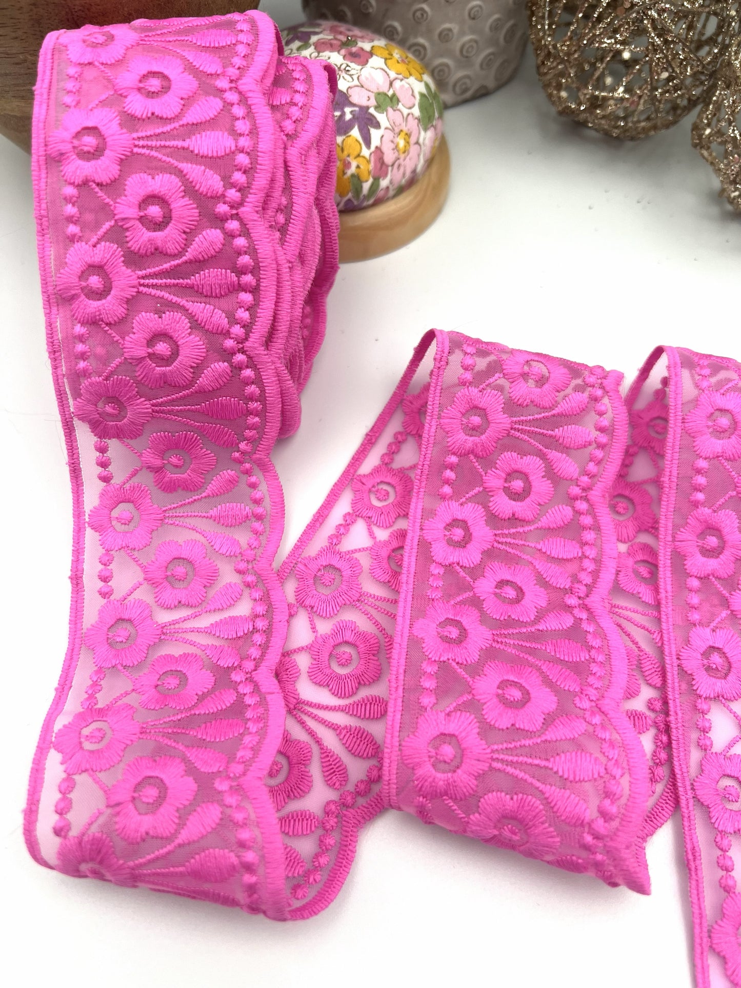 Galon dentelle à fleurs brodé rose fuchsia - 4,5 cm x 2,5 m