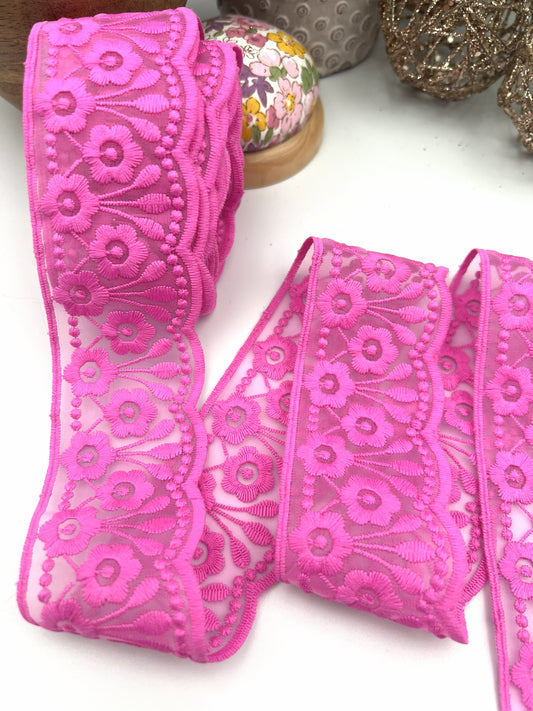 Galon dentelle à fleurs brodé rose fuchsia - 4,5 cm x 2,5 m