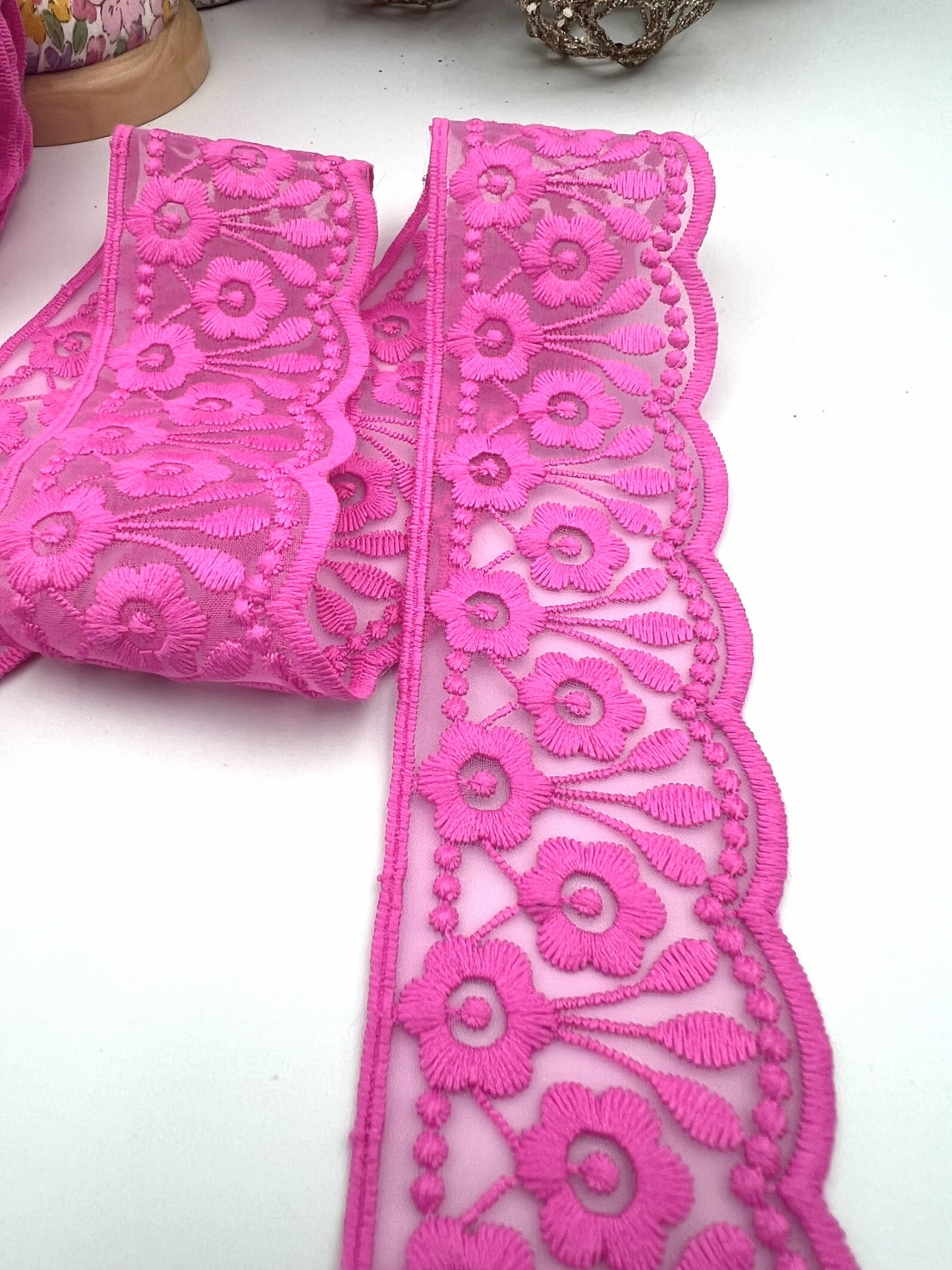 Galon dentelle à fleurs brodé rose fuchsia - 4,5 cm x 2,5 m