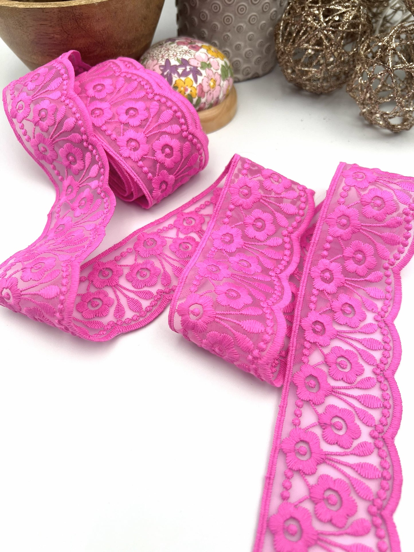 Galon dentelle à fleurs brodé rose fuchsia - 4,5 cm x 2,5 m