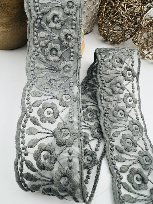 Galon dentelle à fleurs brodé gris - 4,3 cm x 2,5 m