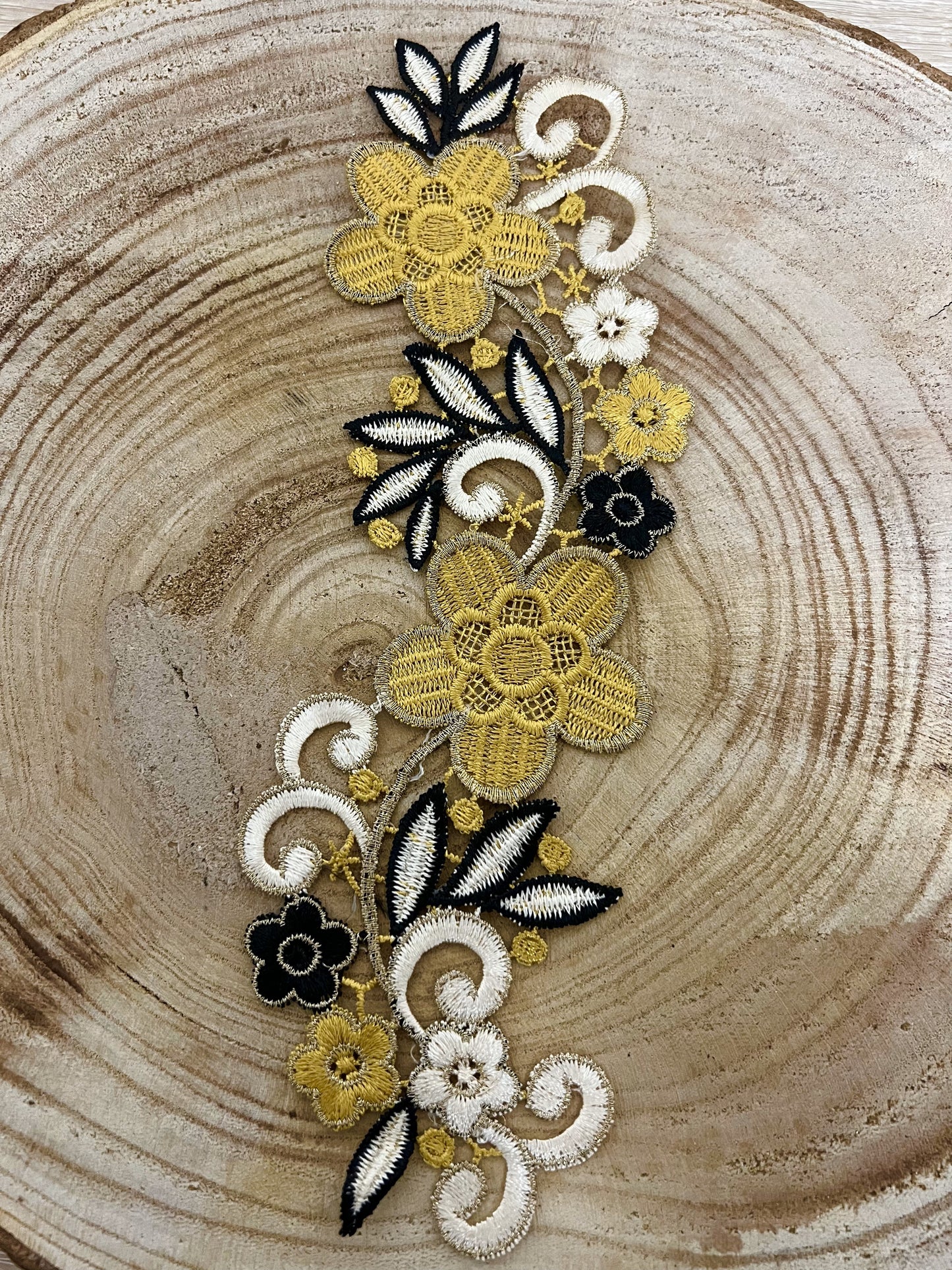 Guipure intemporelle fleurs jaune moutarde noir doré 2 pièces