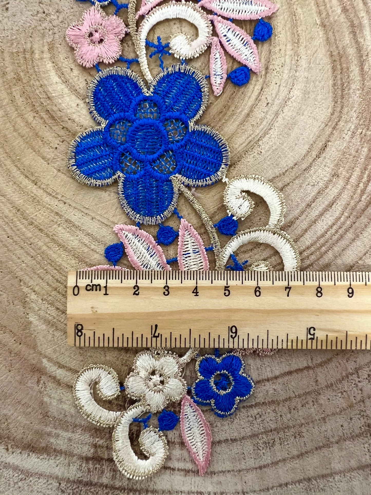 Guipure intemporelle fleurs bleu saphir rose 2 pièces