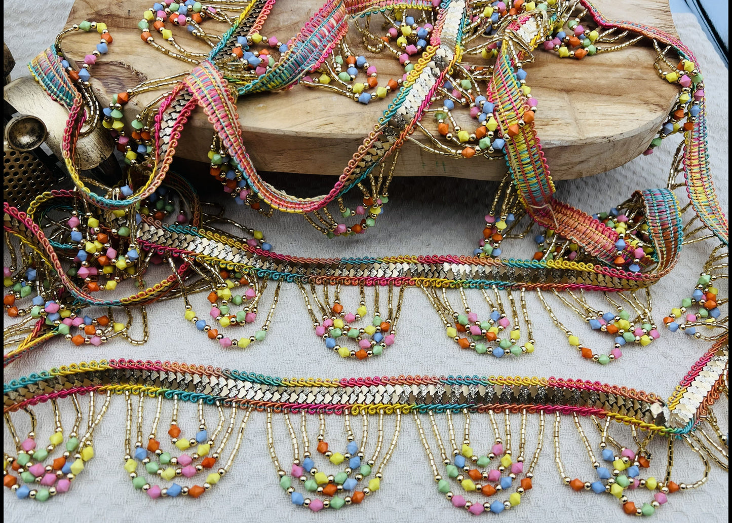 Galon AMALU à perles multicolores et arcs fantaisie 5,5 cm (2 mètres)
