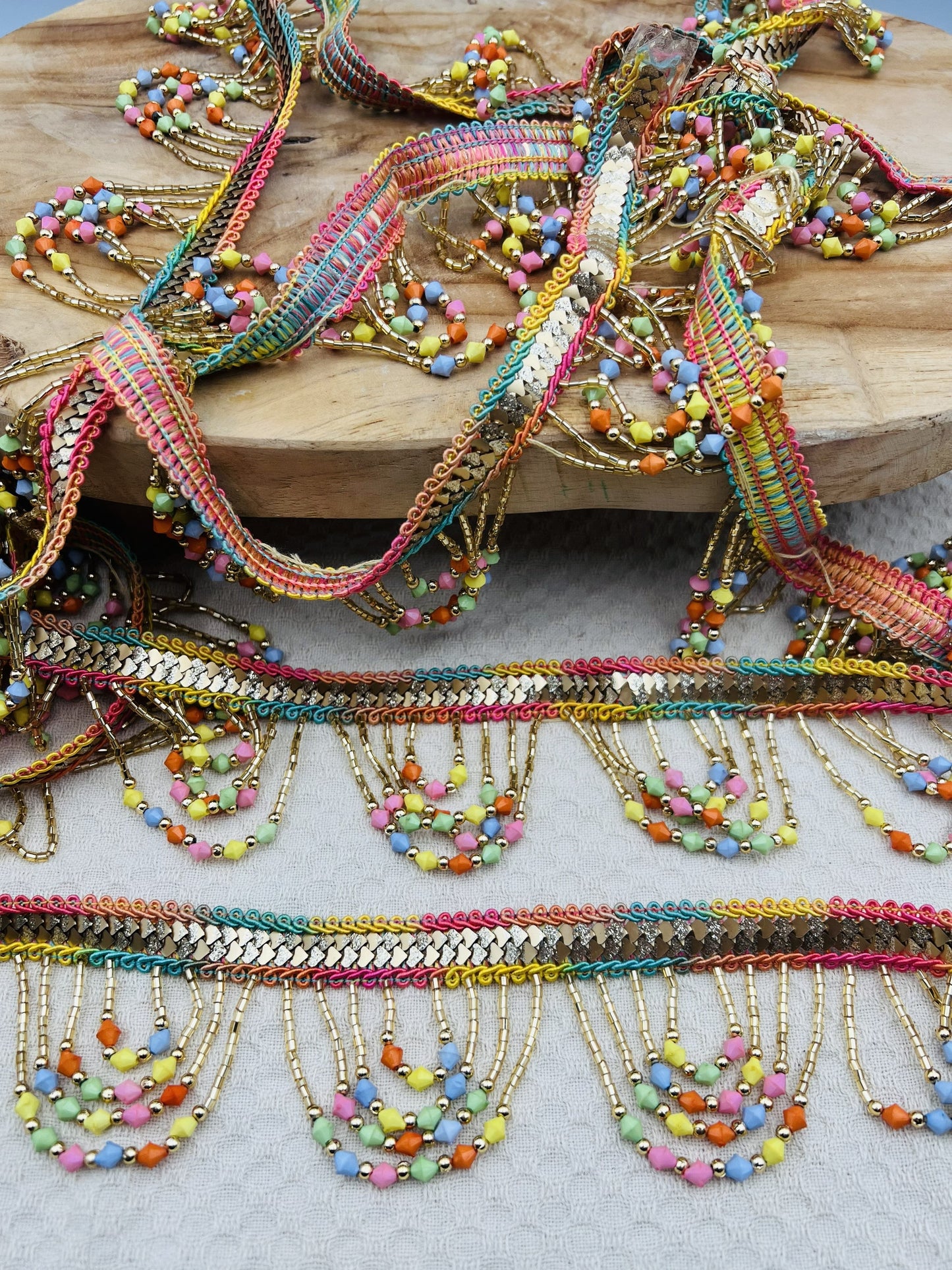 Galon AMALU à perles multicolores et arcs fantaisie 5,5 cm (2 mètres)