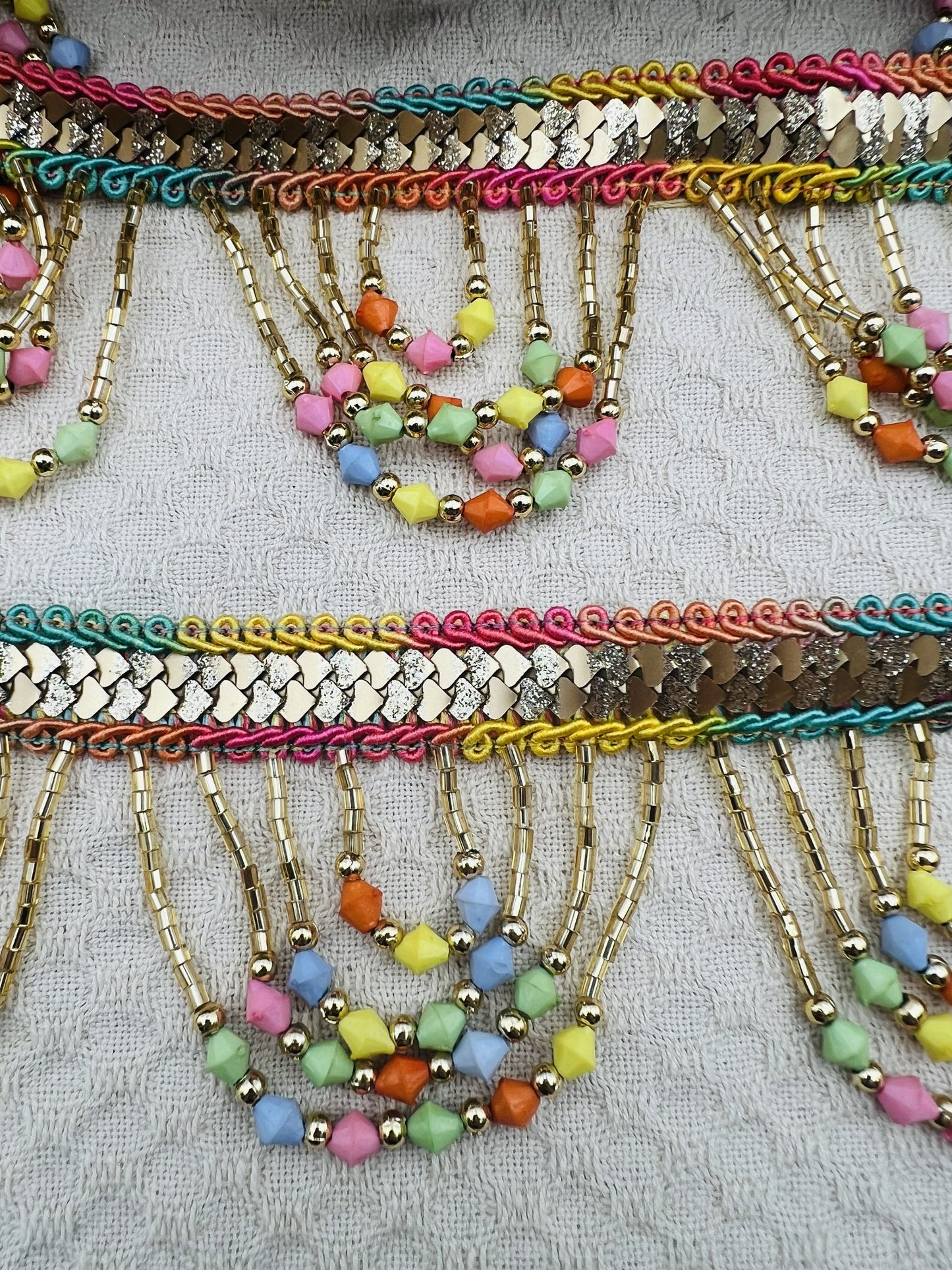 Galon AMALU à perles multicolores et arcs fantaisie 5,5 cm (2 mètres)